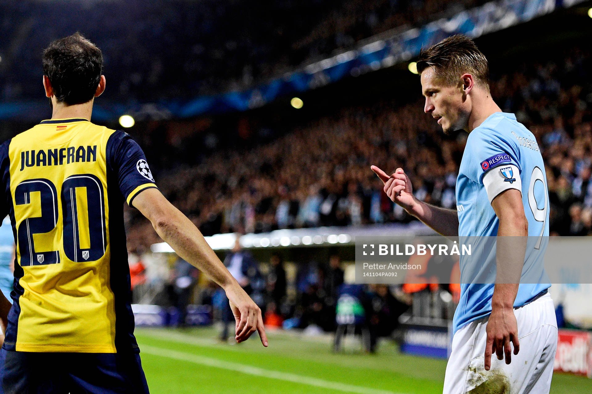 Irriterat mellan Malmö FF:s Markus Rosenberg och Atletico Madrids Juanfran under fotbollsmatchen i Champions League mellan Malmö FF och Atlético Madrid den 4 november 2014 i Malmö. 