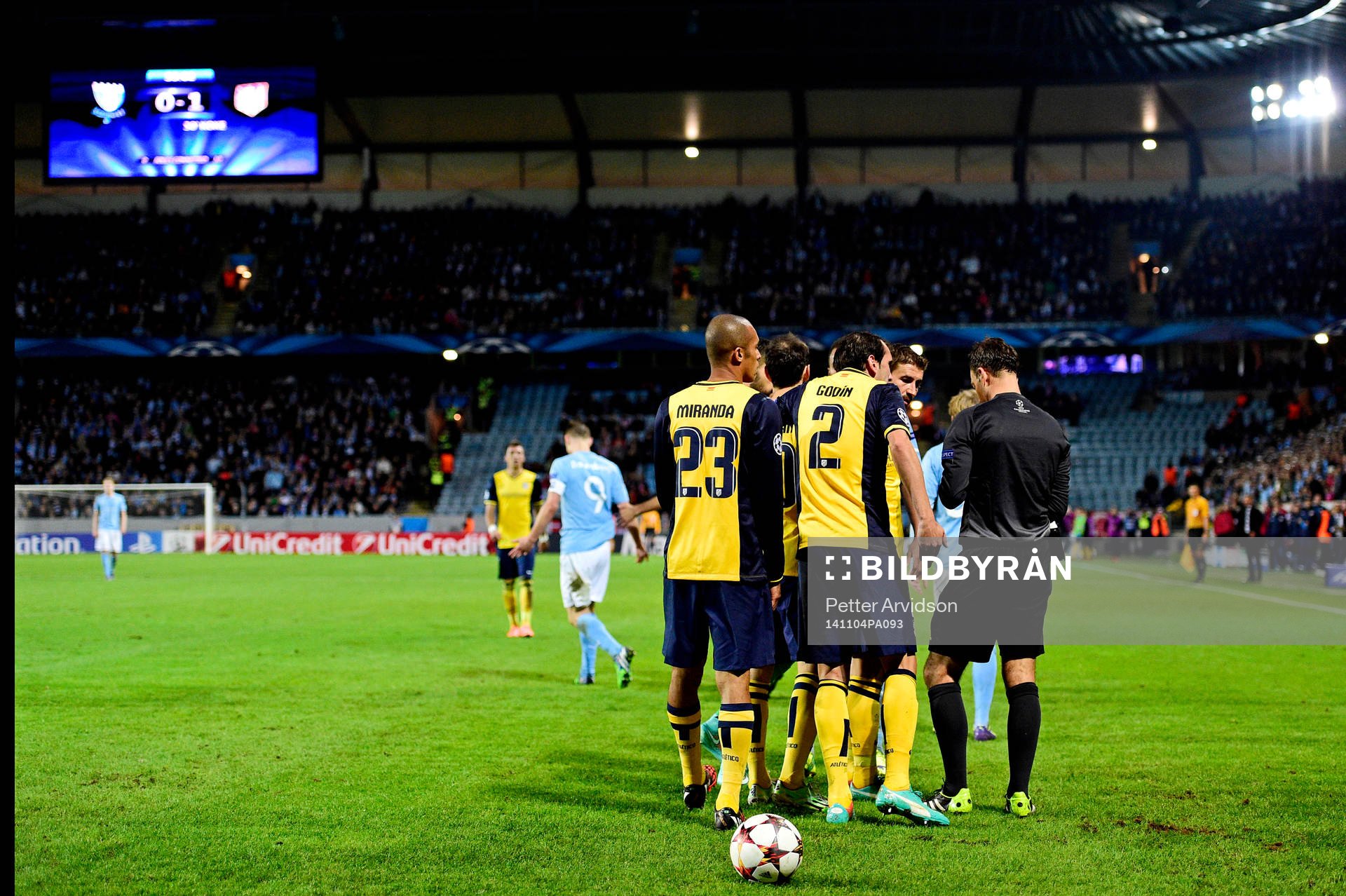 Atletico Madrids Miranda och Diego Godin framme och pratar