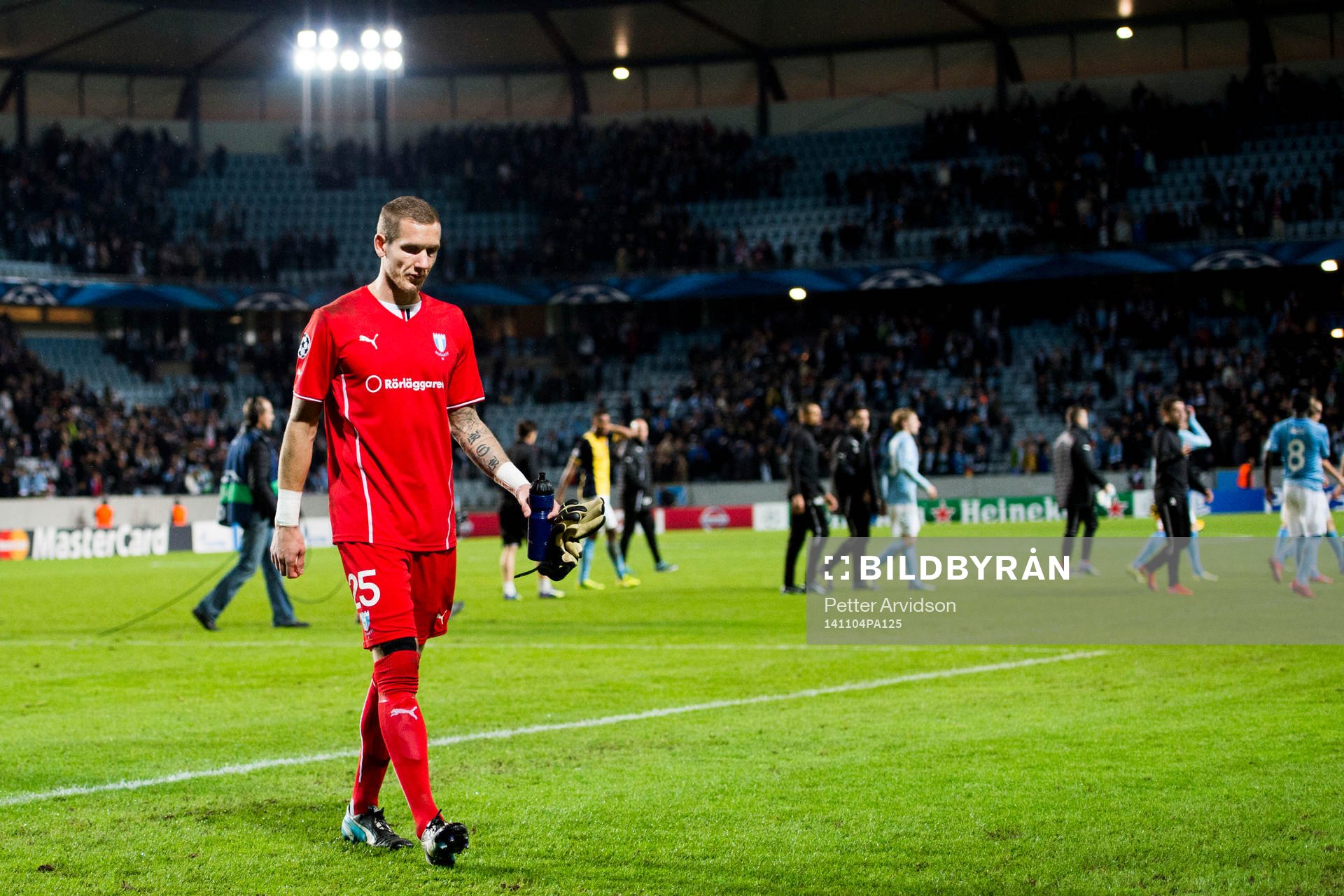 s målvakt Robin Olsen deppar