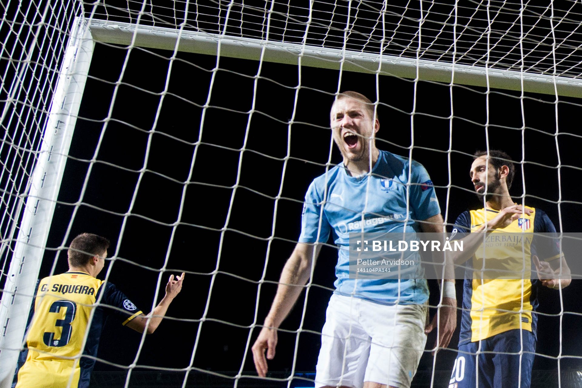 s Anton Tinnerholm skriker ut sin uppgivenhet bredvid