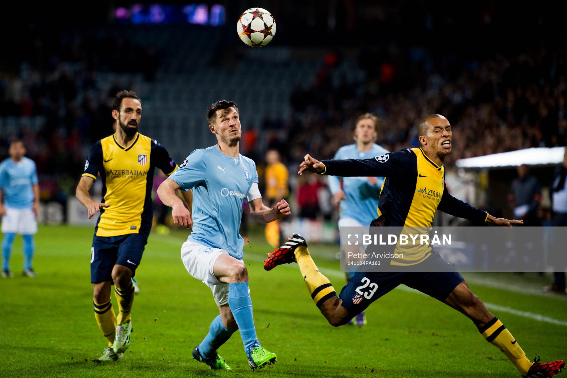 s Markus Rosenberg och Atletico Madrids Miranda (th)