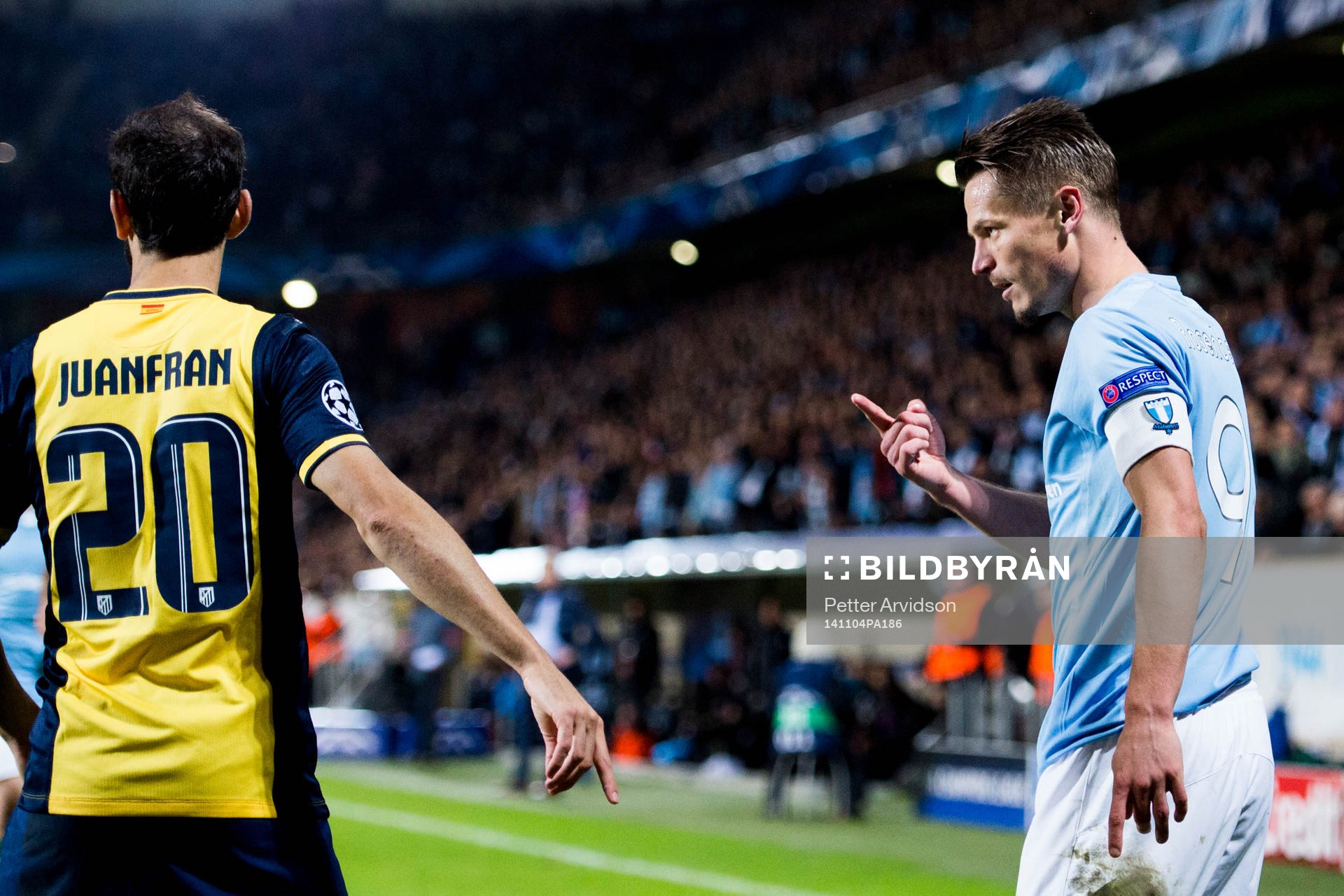 Malmö FF:s Markus Rosenberg är irriterad på Atletico Madrids Juanfran under fotbollsmatchen i Champions League mellan Malmö FF och Atlético Madrid den 4 november 2014 i Malmö.