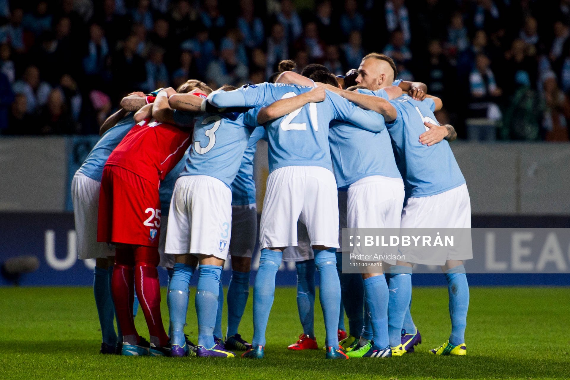 Malmö FF:s spelare samlas i en ring inför fotbollsmatchen i Champions League mellan Malmö FF och Atlético Madrid den 4 november 2014 i Malmö. 