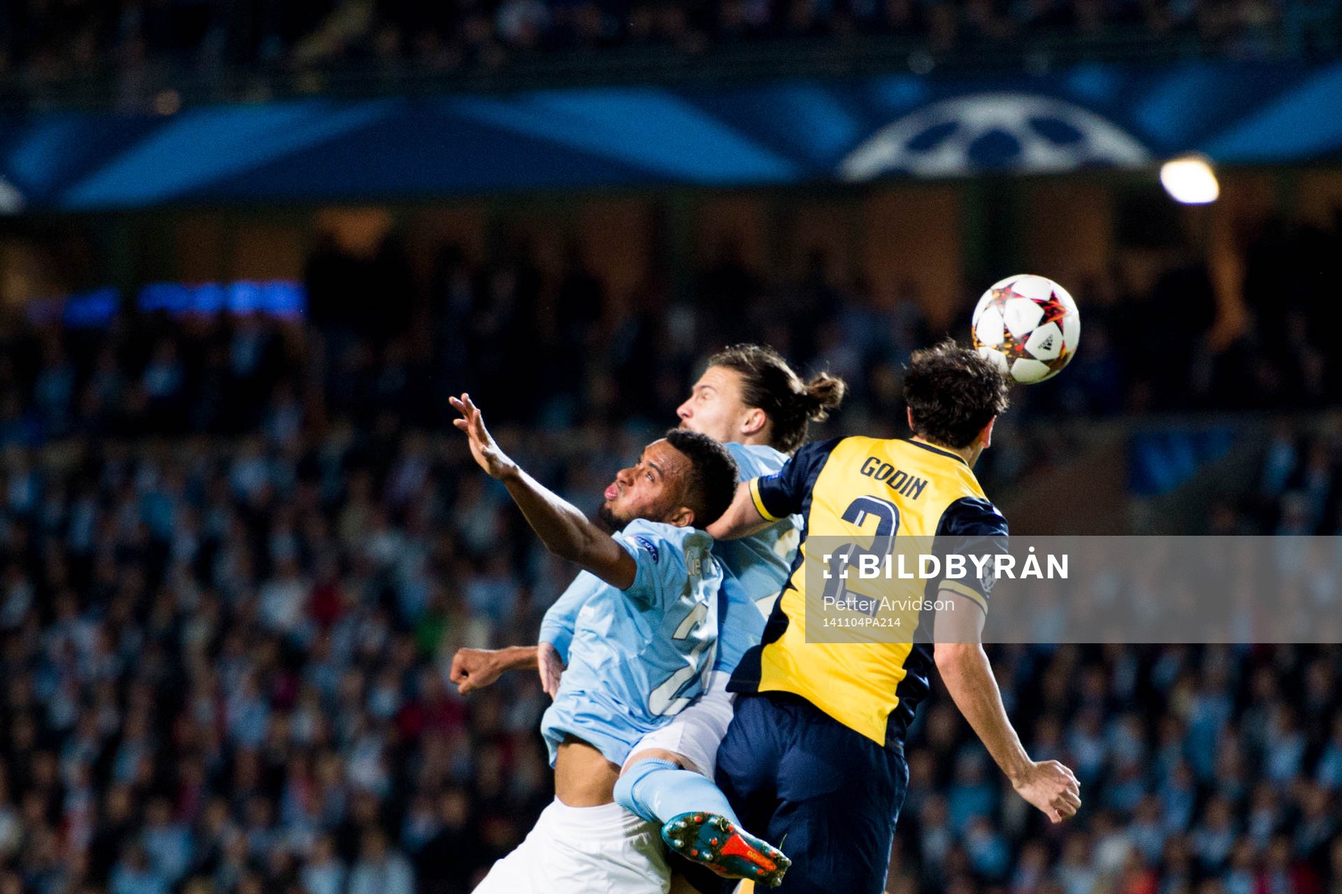 s Isaac Kiese Thelin och Erik Johansson i nickduell med