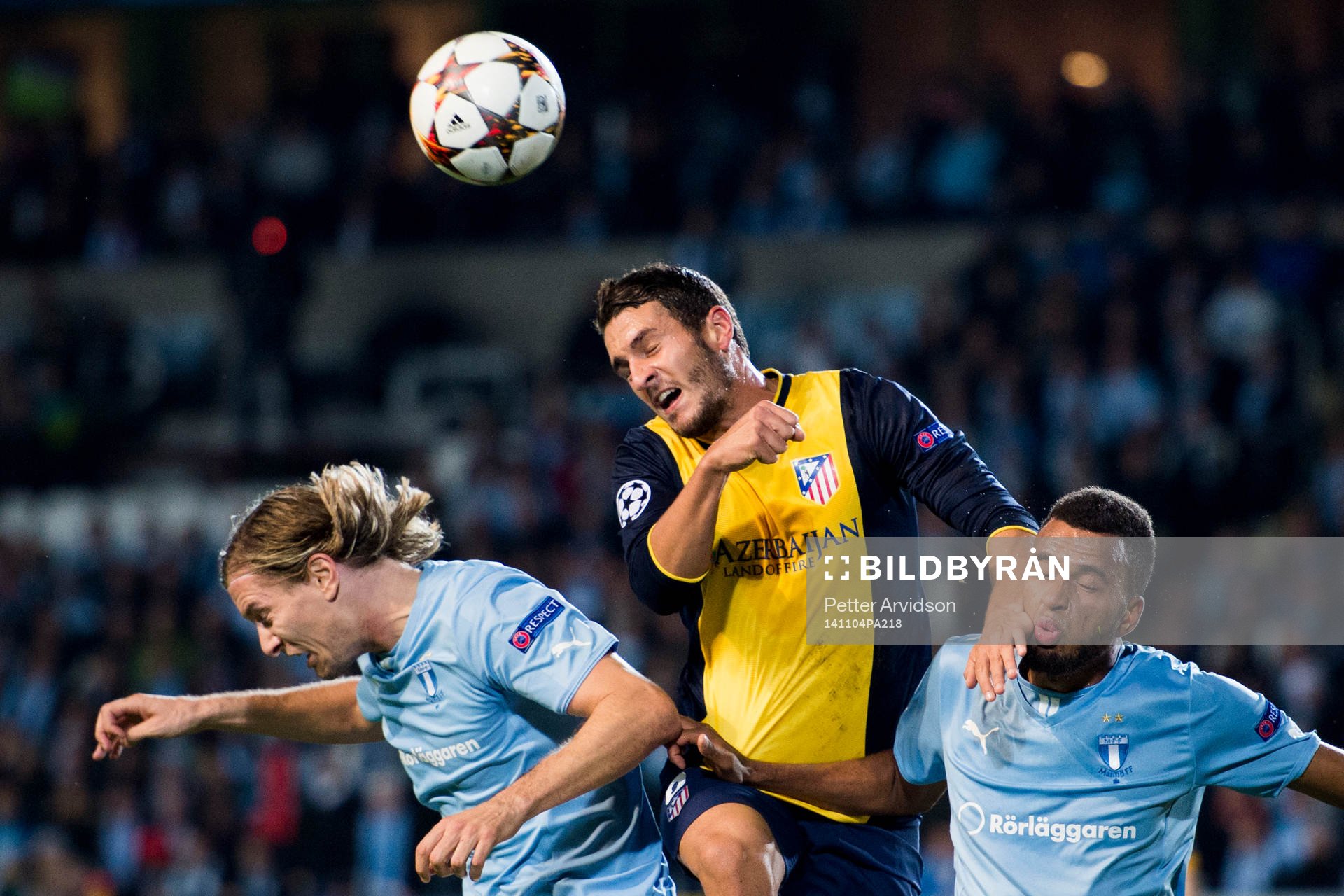 Atletico Madrids Koke nickar mellan Malmö FF:s Markus Halsti och Isaac Kiese Thelin under fotbollsmatchen i Champions League mellan Malmö FF och Atlético Madrid den 4 november 2014 i Malmö.