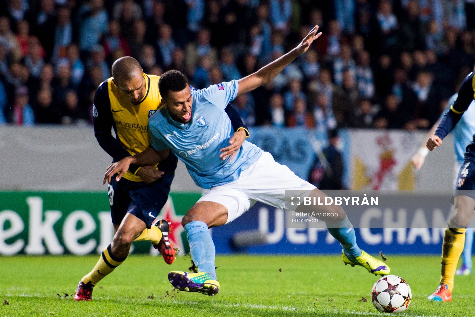 s Isaac Kiese Thelin vid straffområdeslinjen och det döms