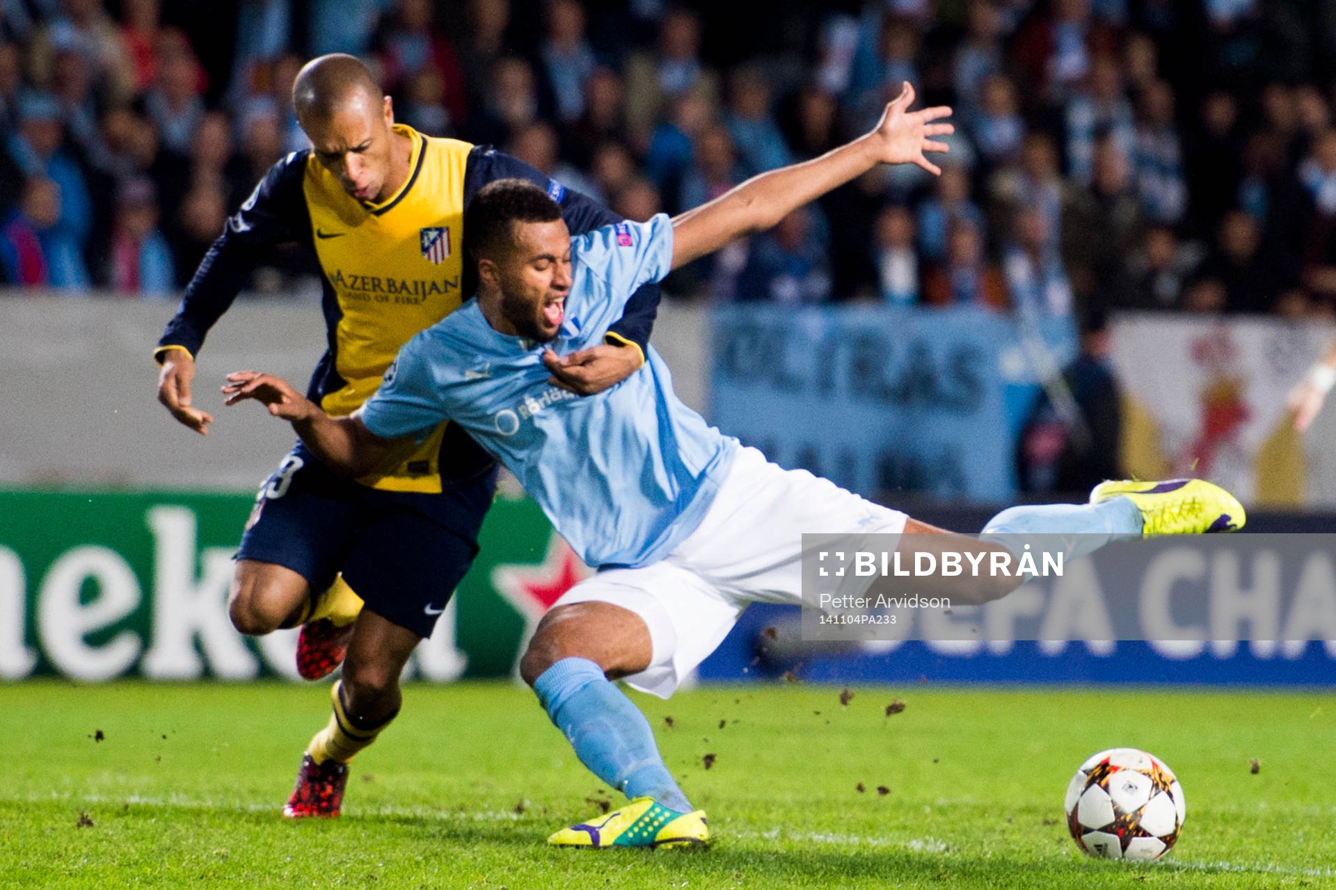 Atletico Madrids Miranda river ner Malmö FF:s Isaac Kiese Thelin vid straffområdeslinjen och det döms frispark under fotbollsmatchen i Champions League mellan Malmö FF och Atlético Madrid den 4 november 2014 i Malmö. 