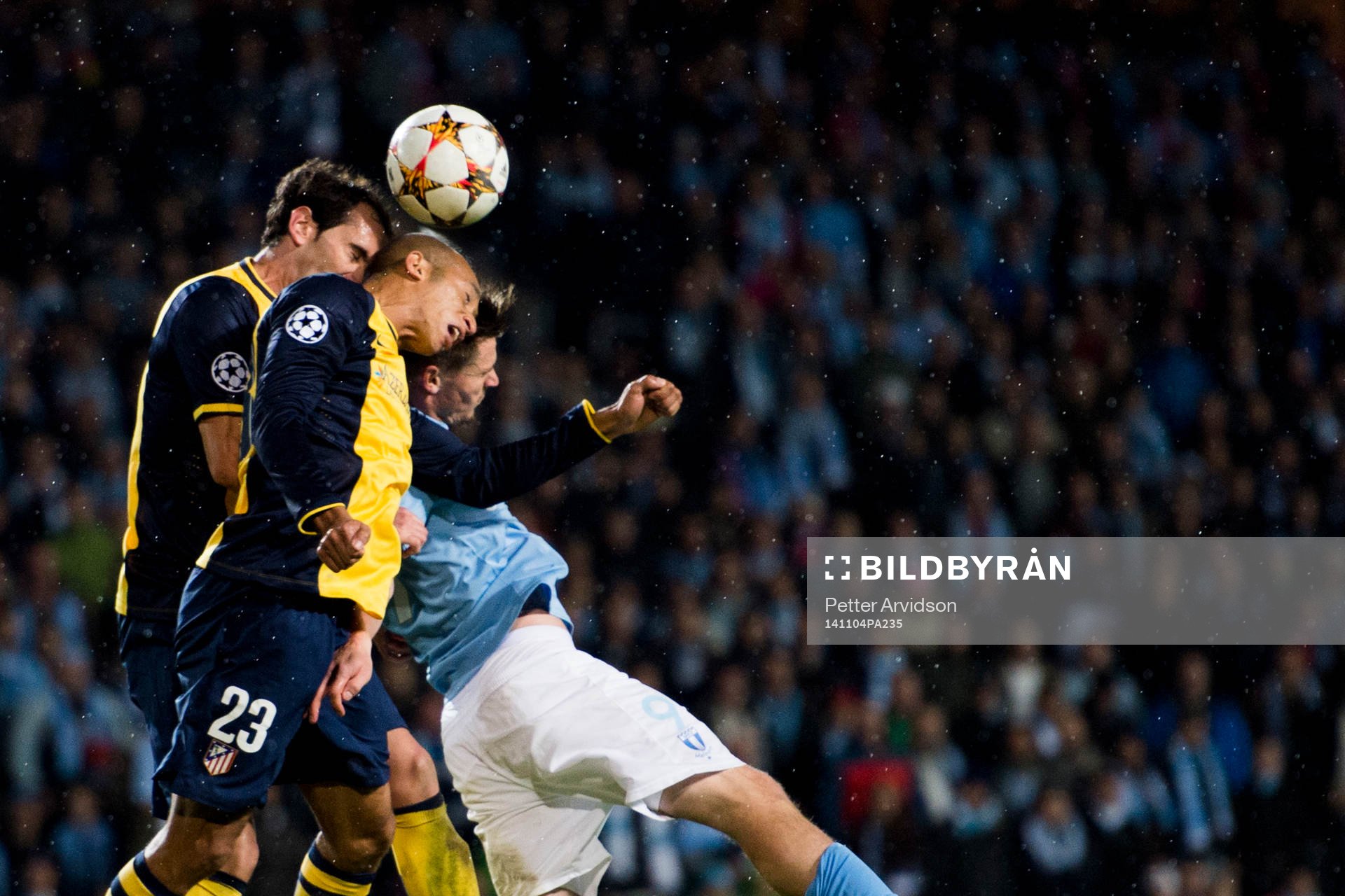 Atletico Madrids Miranda och Diego Godin i nickduell med