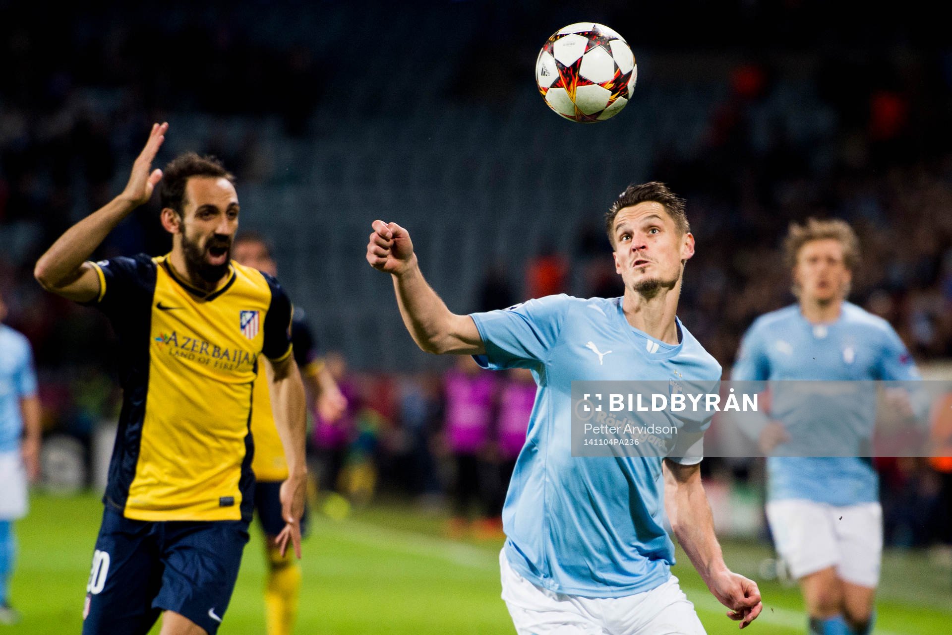 Malmö FF:s Markus Rosenberg och Atletico Madrids Juanfran under fotbollsmatchen i Champions League mellan Malmö FF och Atlético Madrid den 4 november 2014 i Malmö. 
