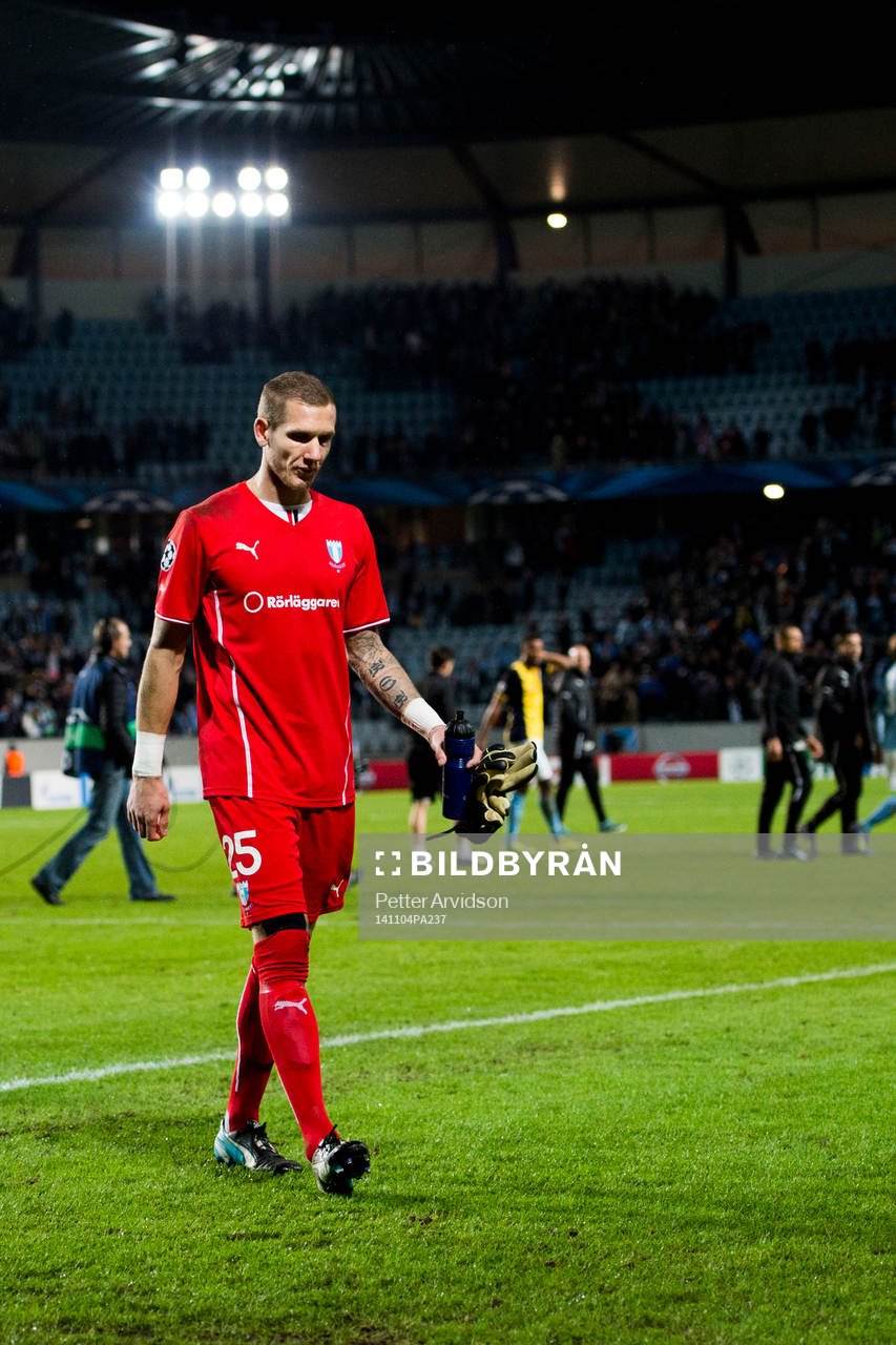 s målvakt Robin Olsen deppar