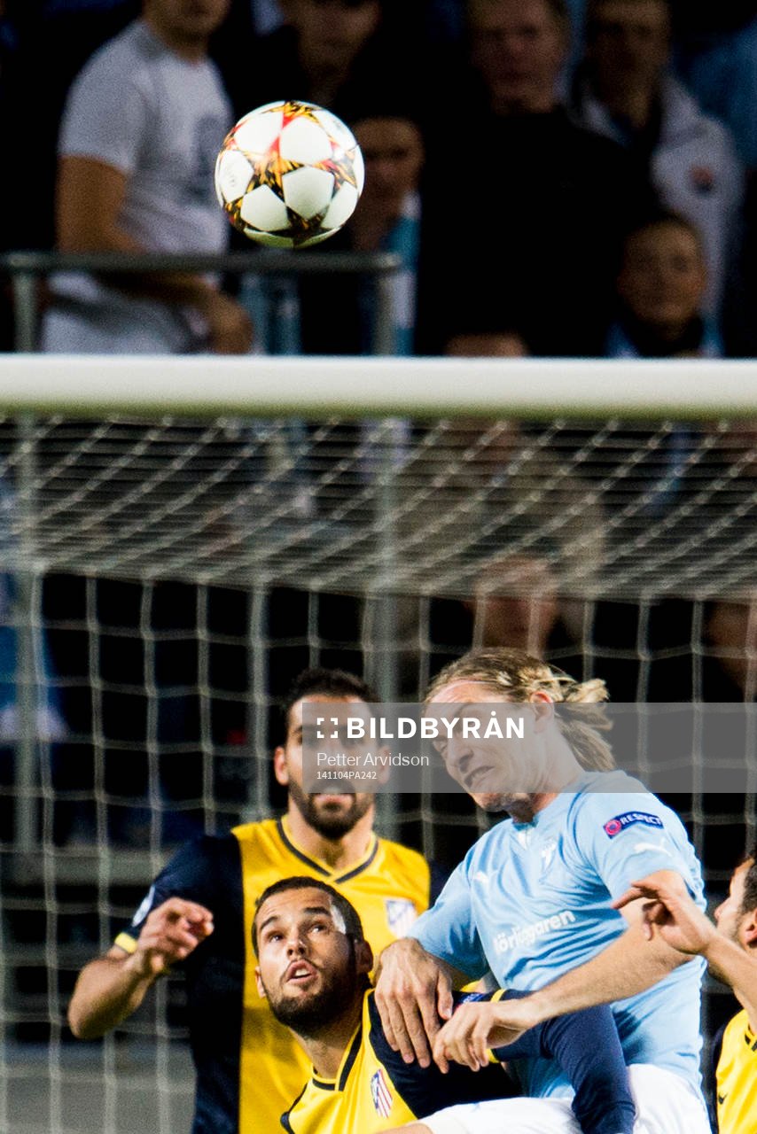 s Markus Halsti i nickduell med Atletico Madrids Arda Turan