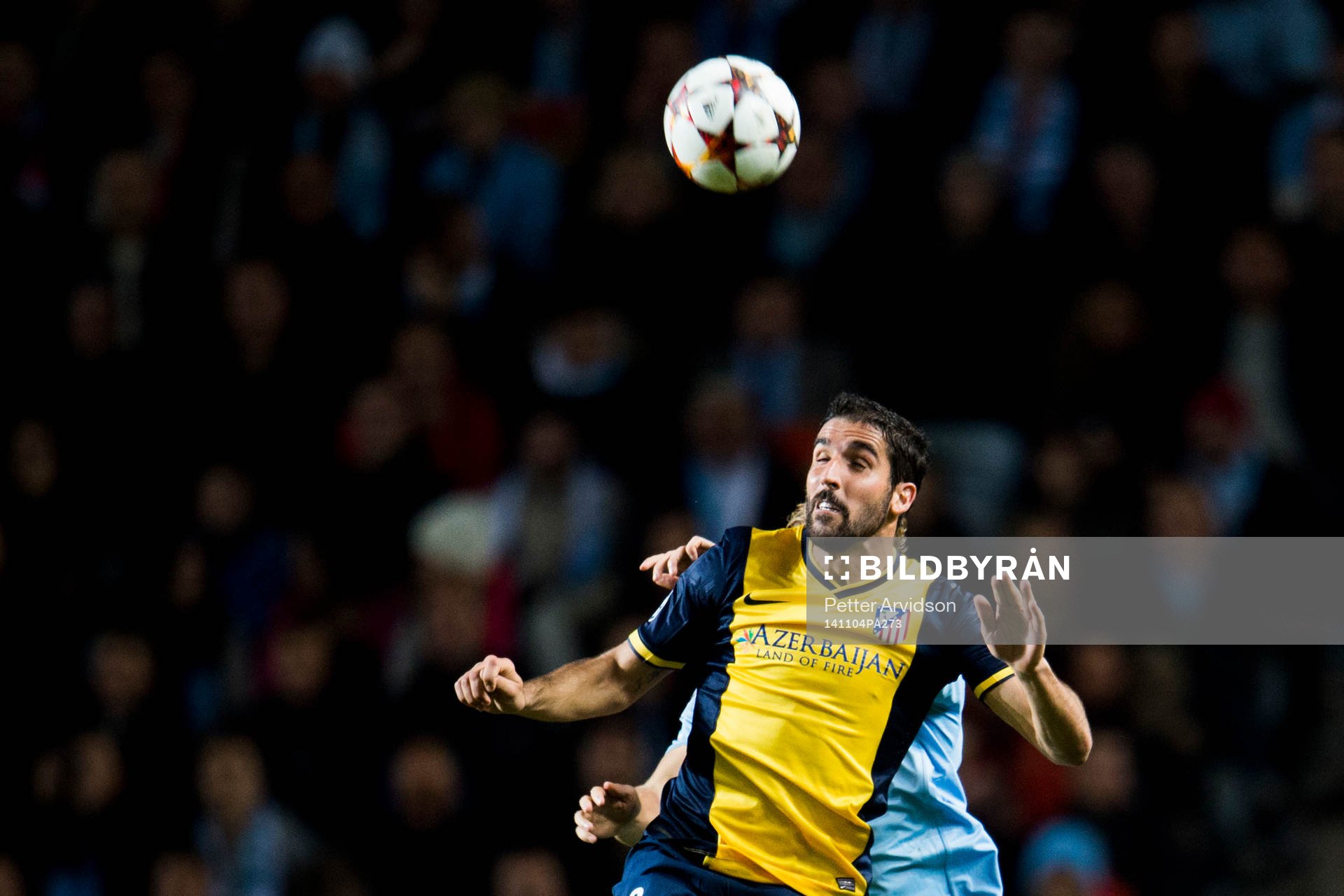 Atletico Madrids Raul Garcia i nickduell med Malmö FF:s Filip Helander under fotbollsmatchen i Champions League mellan Malmö FF och Atlético Madrid den 4 november 2014 i Malmö.