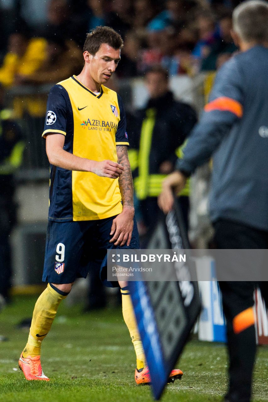 Atletico Madrids Mario Mandzukic byts ut