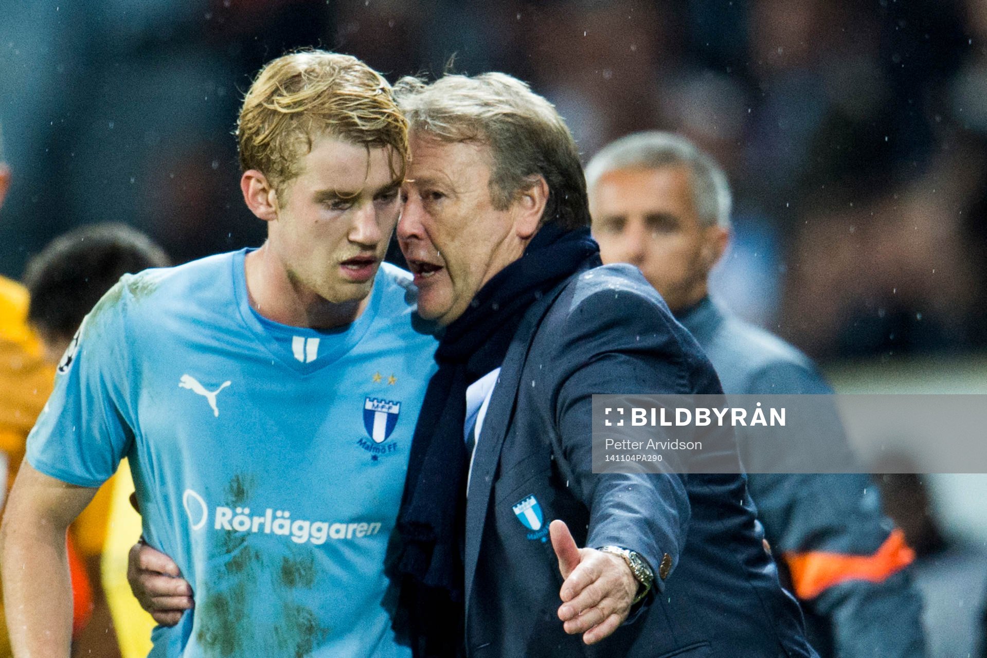 s Filip Helander får instruktioner av tränare Åge Hareide