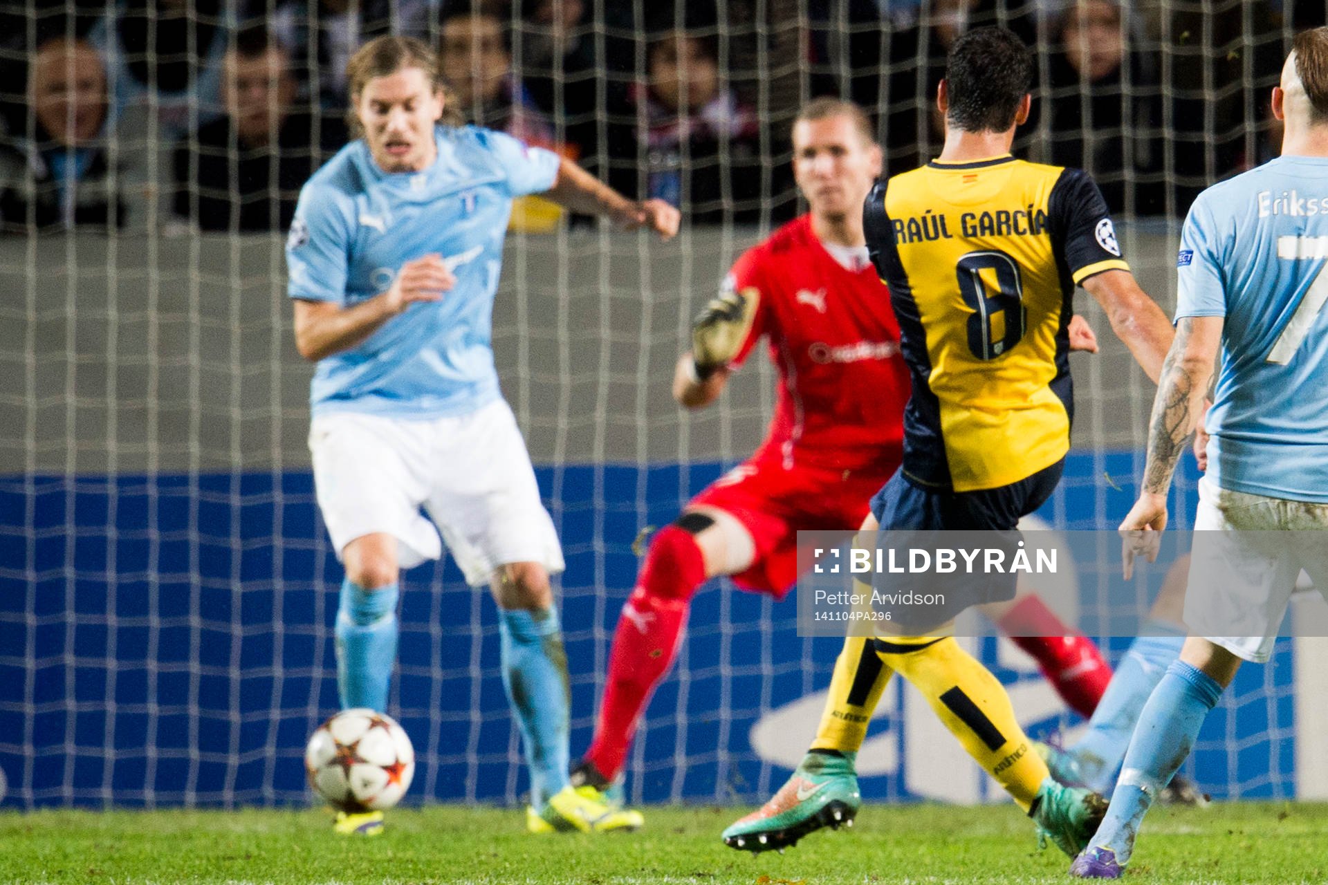 Atletico Madrids Raul Garcia skjuter in 0-2