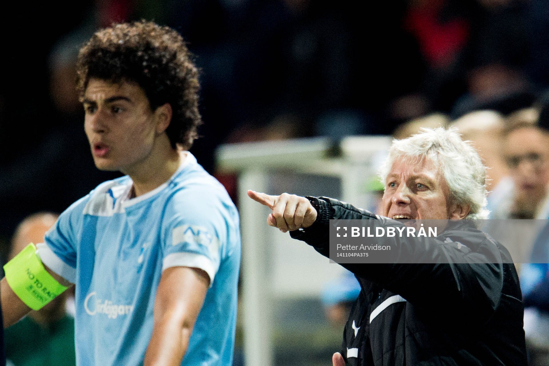 Malmö FFs Deniz Hummet och tränare Tore Cervin under fotbollsmatchen i UEFA Youth League mellan Malmö FF och Atlético Madrid den 4 november 2014 i Malmö.