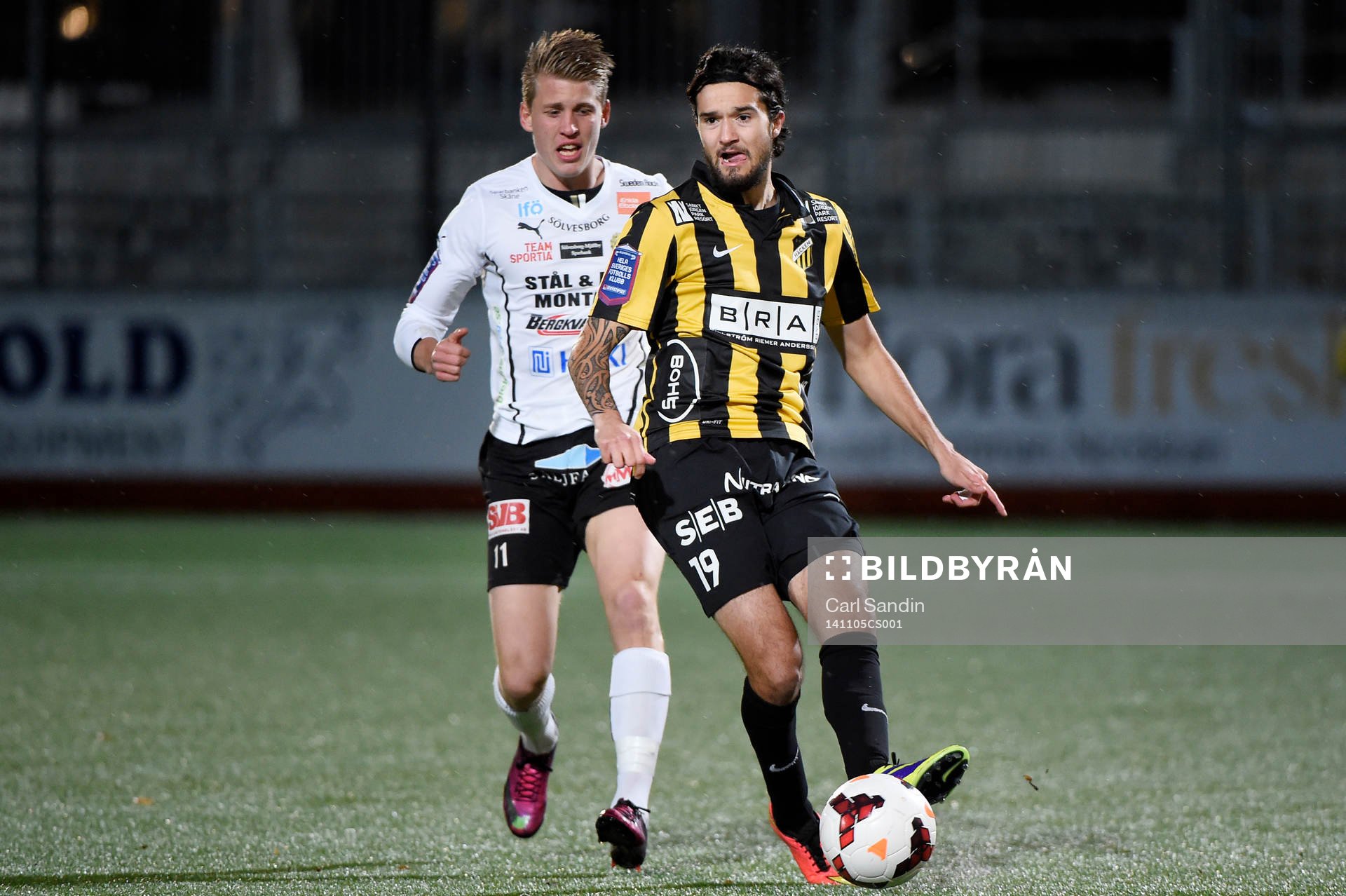 Mjällbys Joel Enarsson och Häckens Leonard Zuta