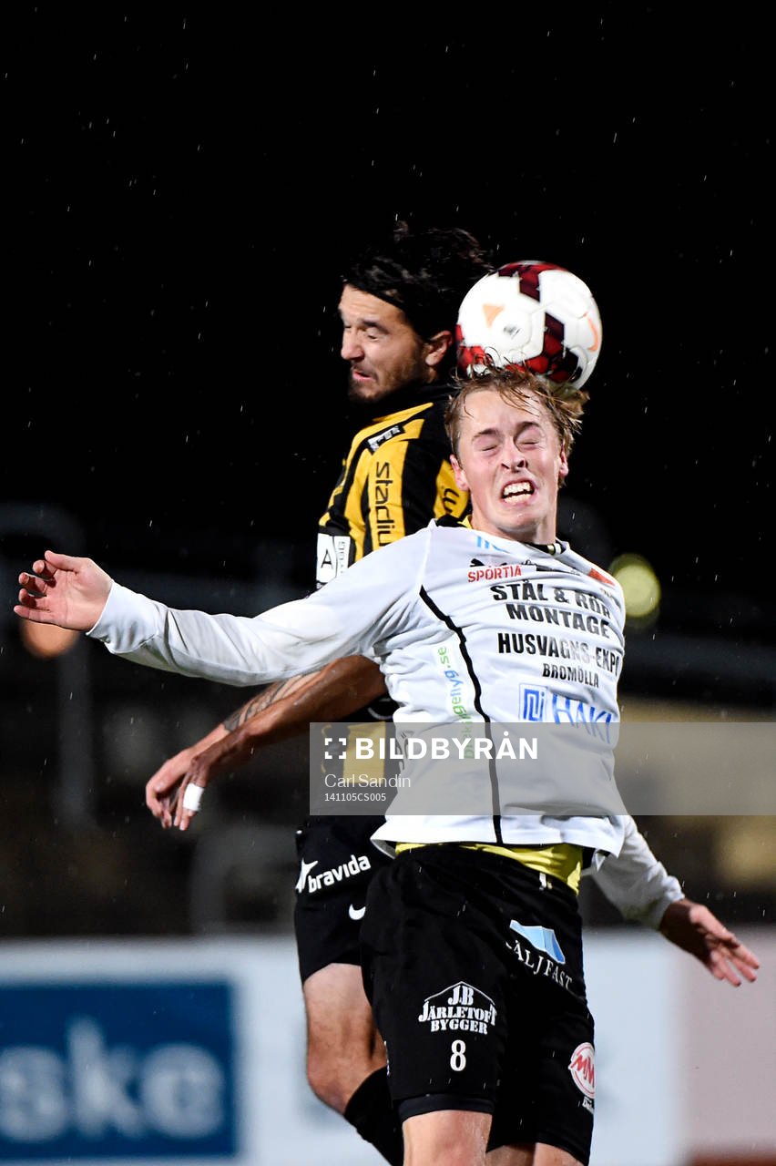 Häckens Leonard Zuta och Mjällbys Robin Strömberg