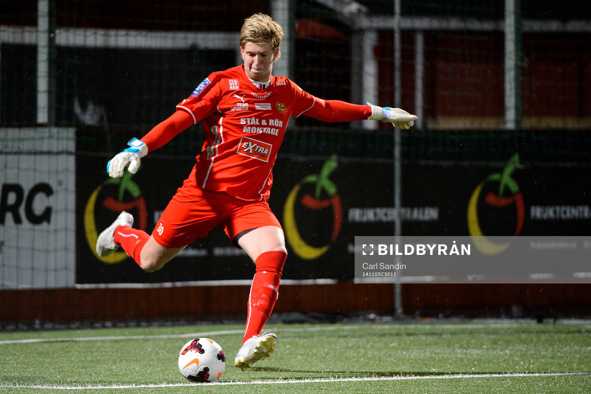 Mjällbys målvakt Jesper Johansson skjuter ut en boll under sm-finalen i fotboll för U21 mellan Häcken och Mjällby den 5 november 2014 i Göteborg.