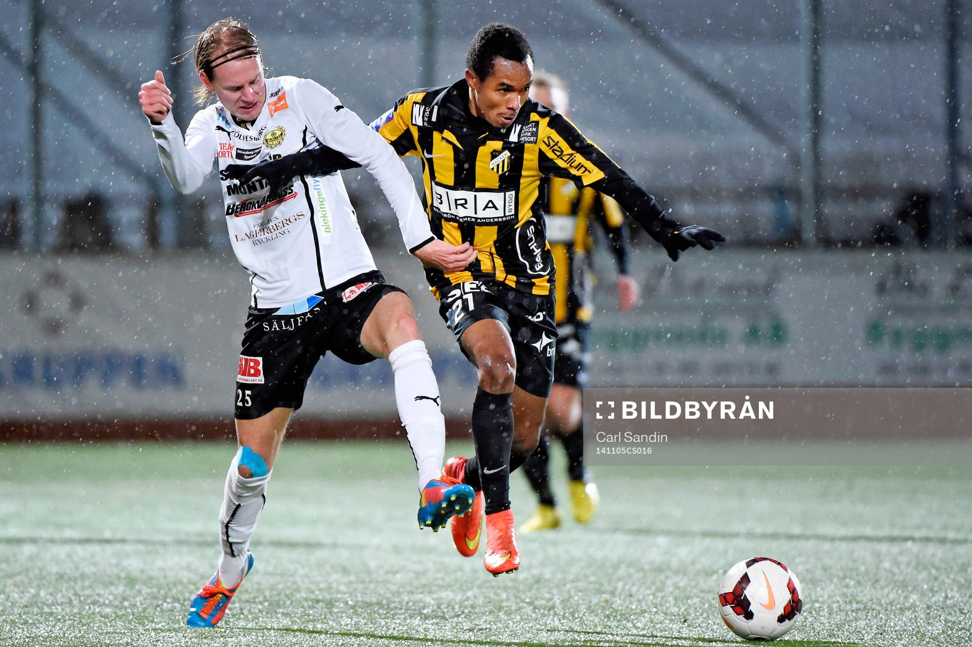 Mjällbys Anton Dahlström och Häckens Nasiru Mohammed