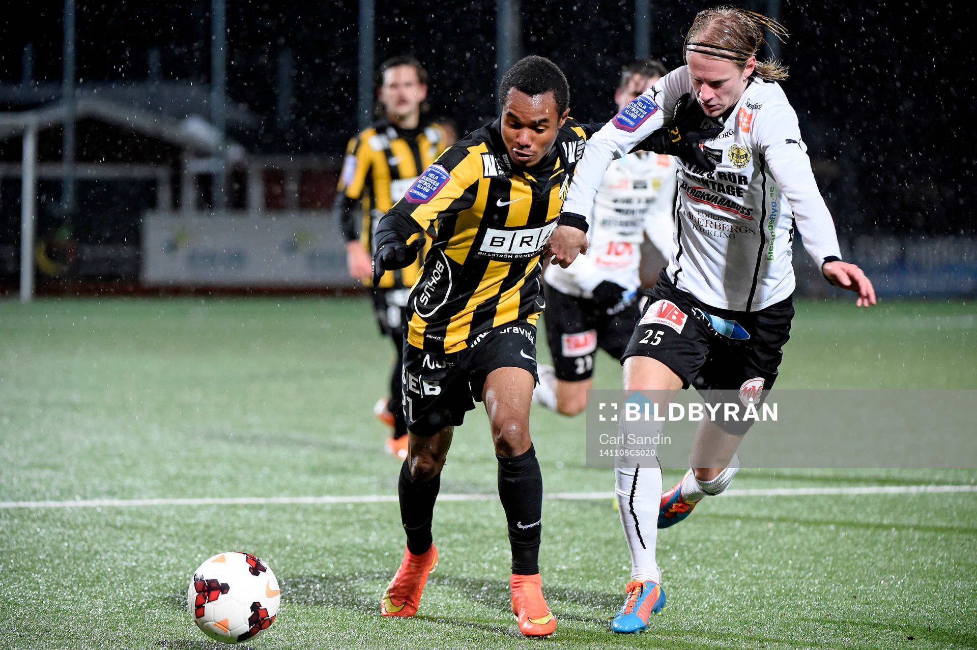 Häckens Nasiru Mohammed och Mjällbys Anton Dahlström under sm-finalen i fotboll för U21 mellan Häcken och Mjällby den 5 november 2014 i Göteborg.