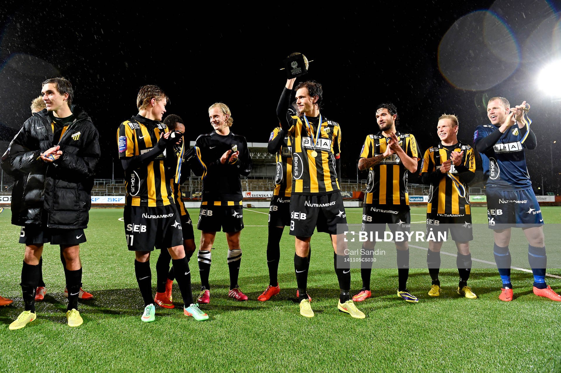Häckens Sebastian Ohlsson lyfter guldpokalen