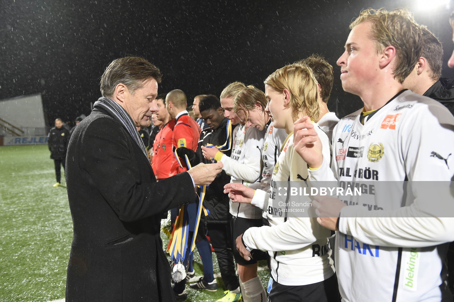 Mjällbys spelare får silvermedaljerna av Svenska