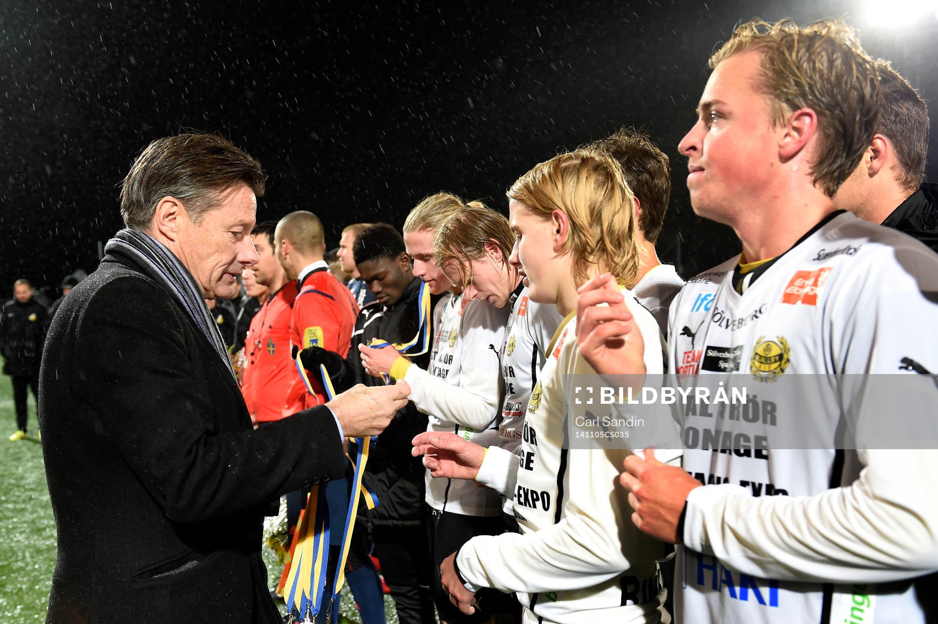 Mjällbys spelare får silvermedaljerna av Svenska