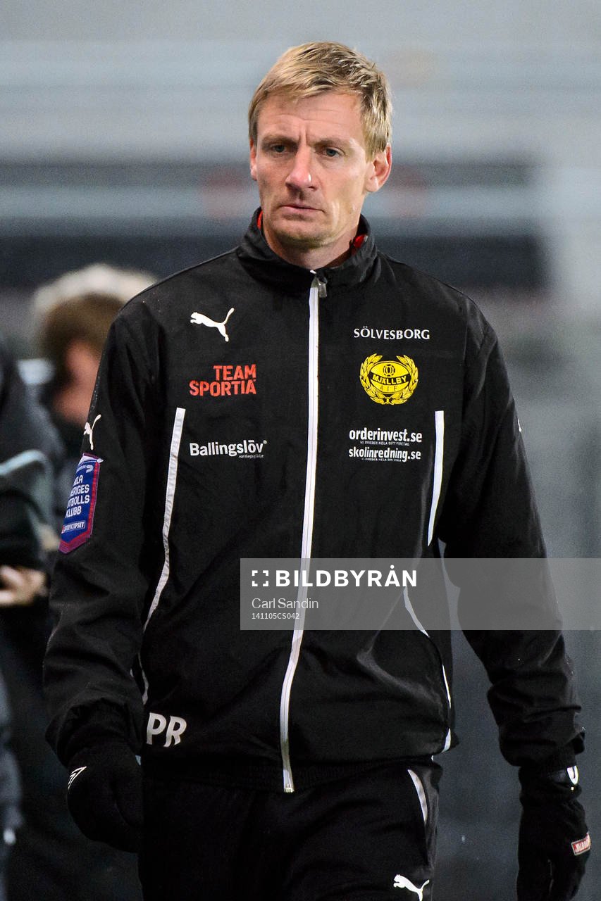 Mjällbys tränare Patrik Rosengren under sm-finalen i fotboll för U21 mellan Häcken och Mjällby den 5 november 2014 i Göteborg.