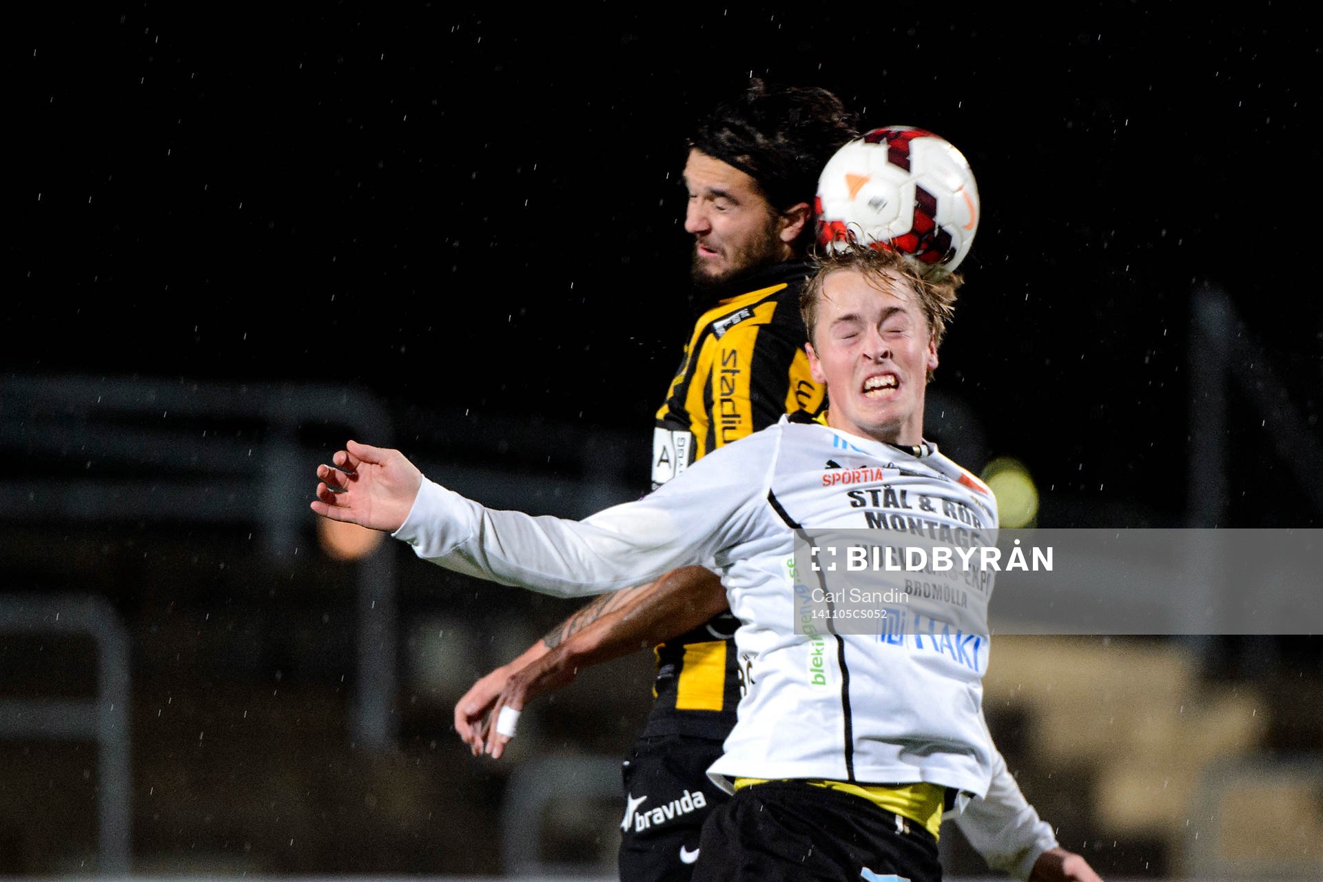 Häckens Leonard Zuta i nickduell med Mjällbys Robin