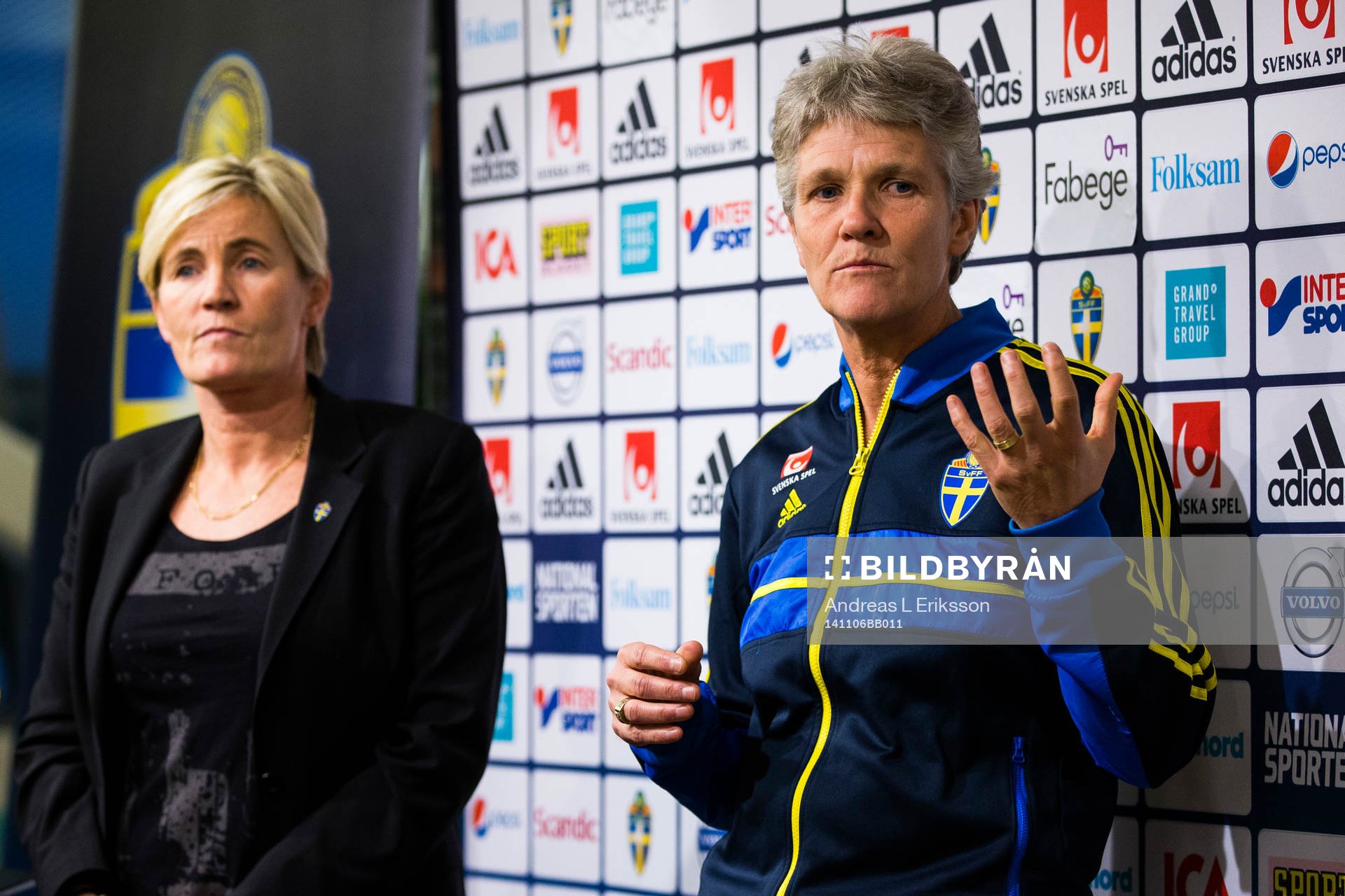 Sveriges assisterande förbundskapten Lilie Persson och förbundskapten Pia Sundhage presenterar landslagstruppen inför kommande träningsmatcher under en presskonferens den 6 november 2014 i Stockholm.