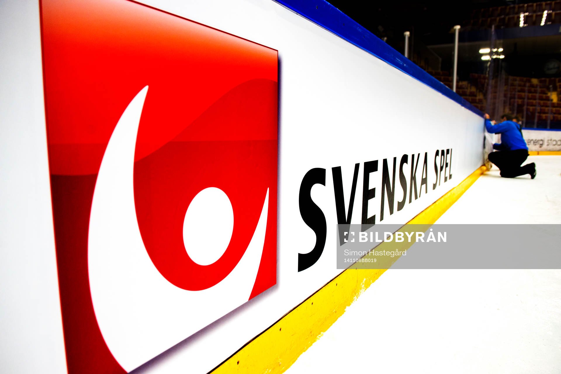 Ny reklam sätts upp på sargen inne på Tegera Arena