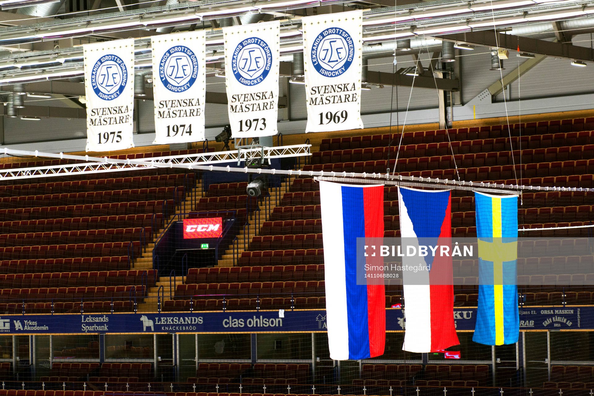 Flaggor hängandes i taket inne på Tegera Arena