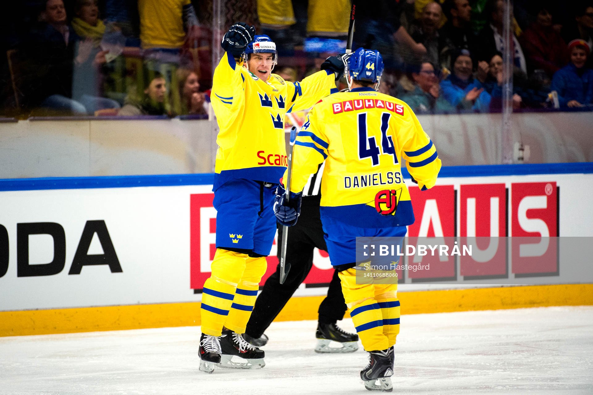 Sveriges Patrik Hersley och Nicklas Danielsson jublar