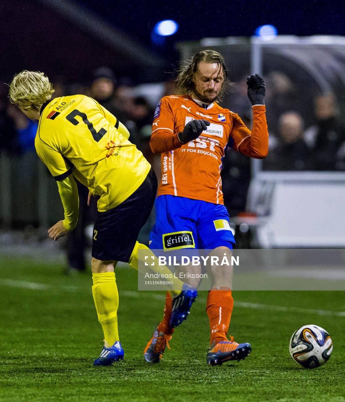 Frejs Hampus Jönsson försöker stoppa Östers Patrik