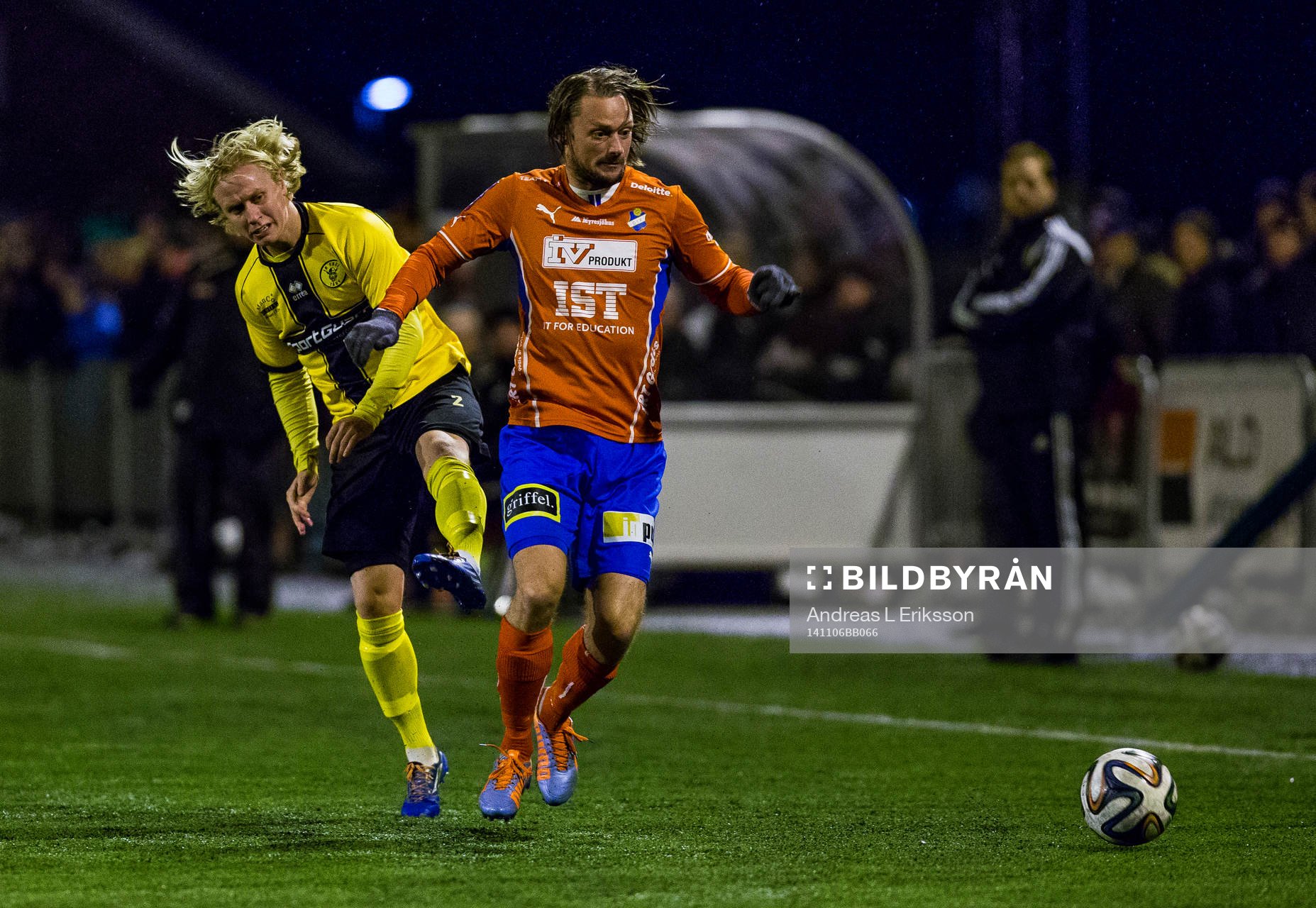 Frejs Hampus Jönsson försöker stoppa Östers Patrik