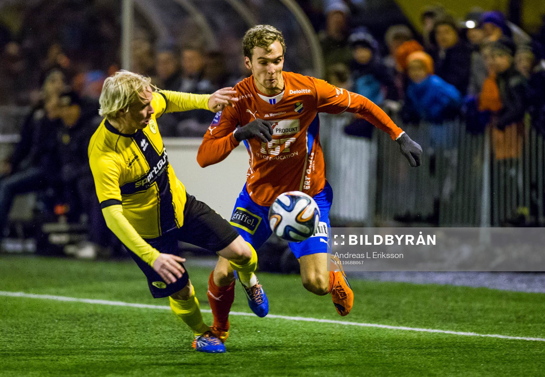 Frejs Hampus Jönsson i kamp om bollen med Östers