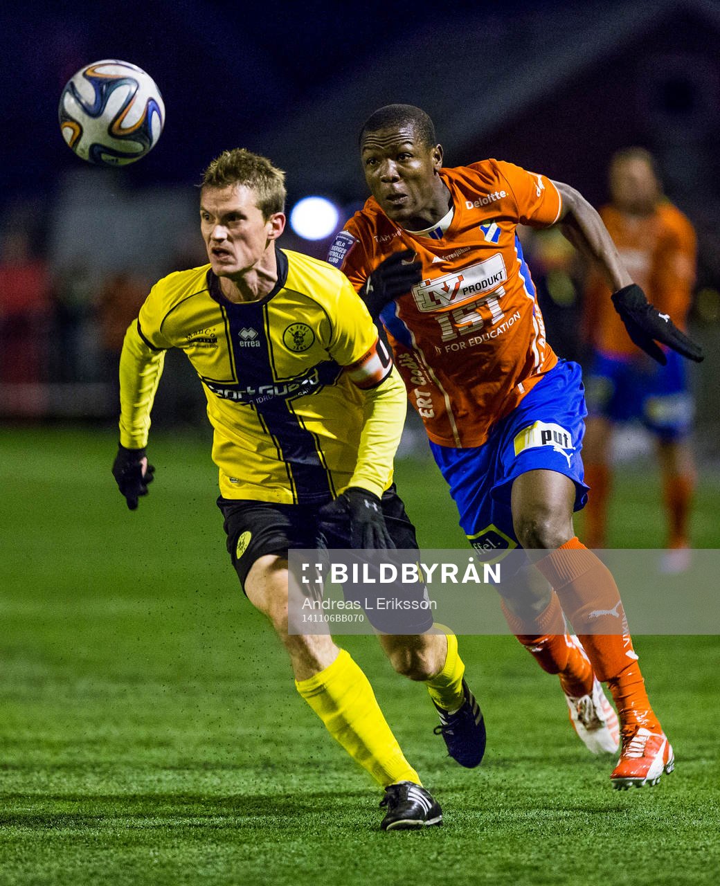 Frejs Jonatan Lundevall och Östers Alhaji Gero jagar bollen under fotbollsmatchen i kvalet till Superettan mellan Frej och Öster den 6 november 2014 i Stockholm.