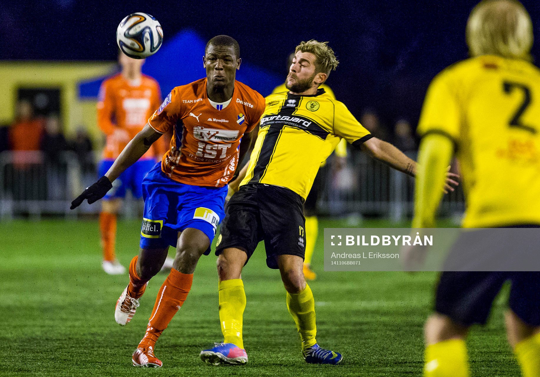 Östers Alhaji Gero och Frejs Christophe Lallet under fotbollsmatchen i kvalet till Superettan mellan Frej och Öster den 6 november 2014 i Stockholm.