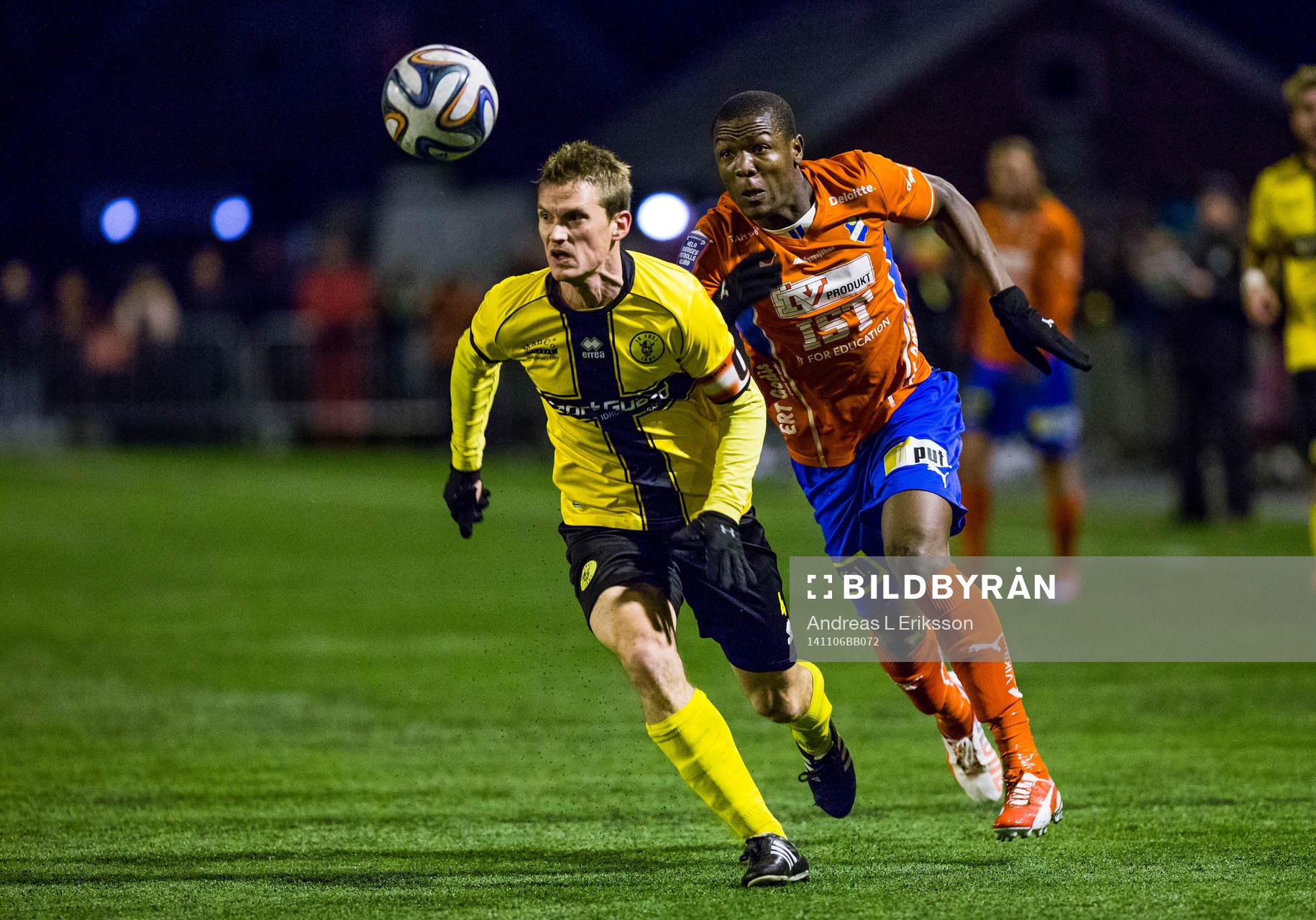 Frejs Jonatan Lundevall och Östers Alhaji Gero jagar bollen under fotbollsmatchen i kvalet till Superettan mellan Frej och Öster den 6 november 2014 i Stockholm.