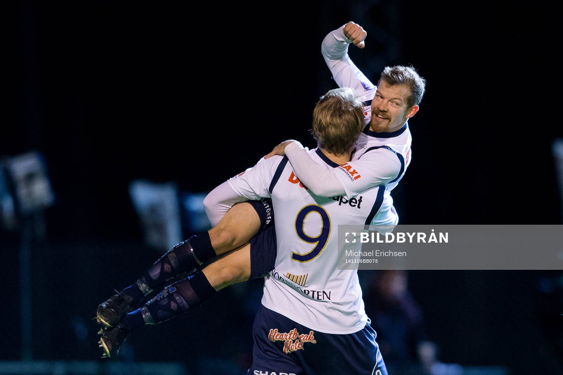 Gefles Jonas Lantto jublar och hissas av Johan Oremo