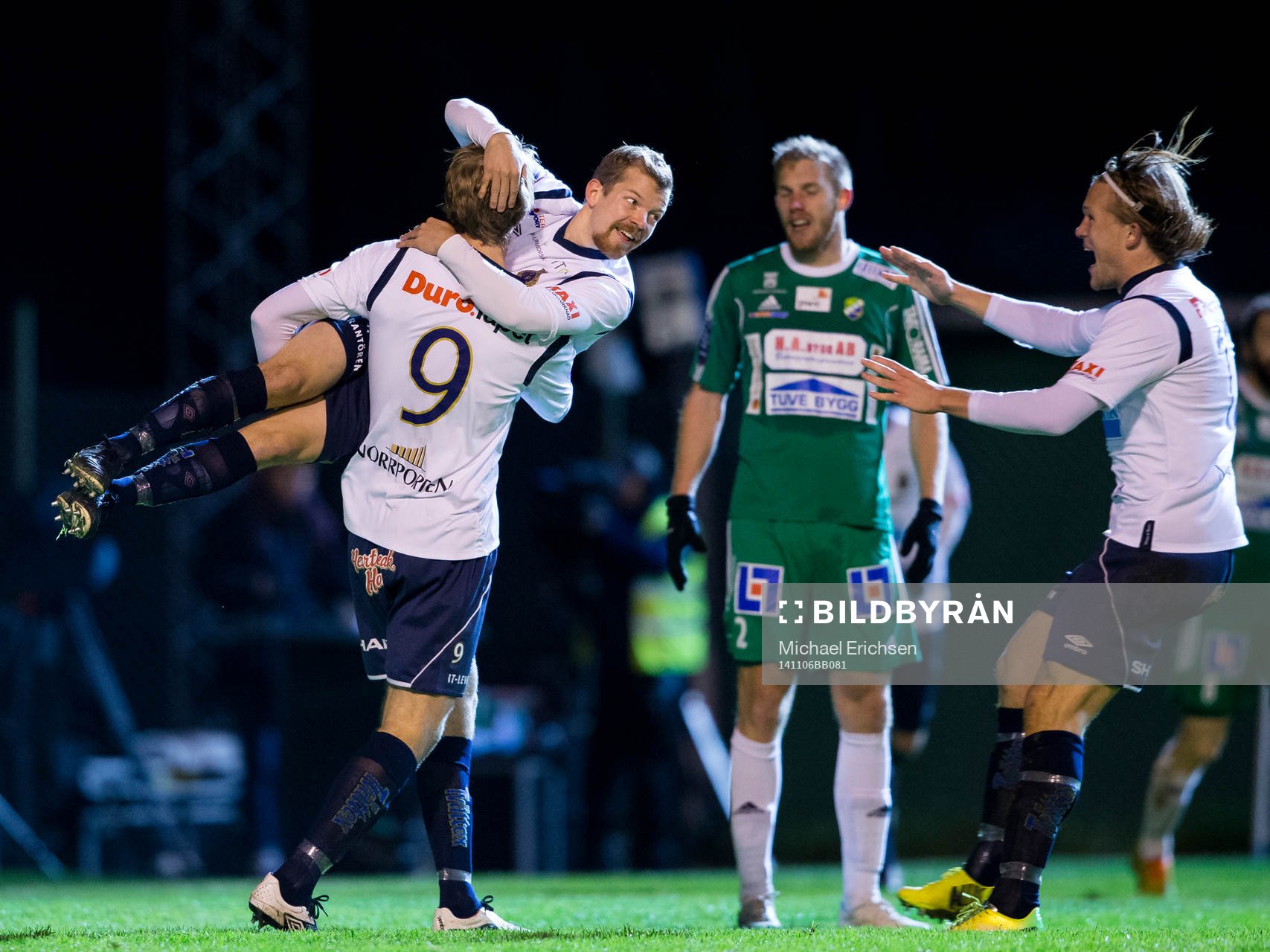Gefles Jonas Lantto jublar och hissas av Johan Oremo