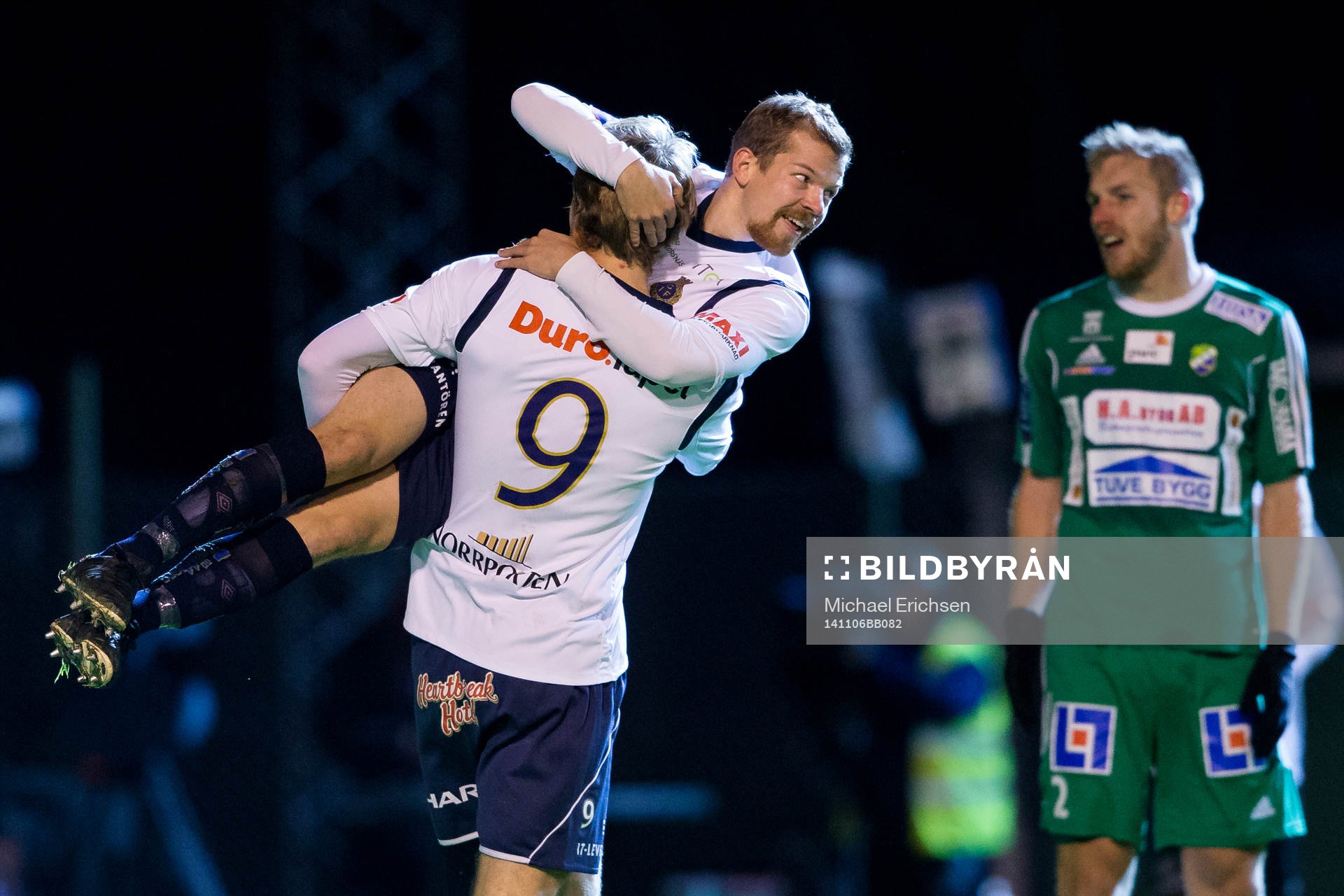 Gefles Jonas Lantto jublar och hissas av Johan Oremo