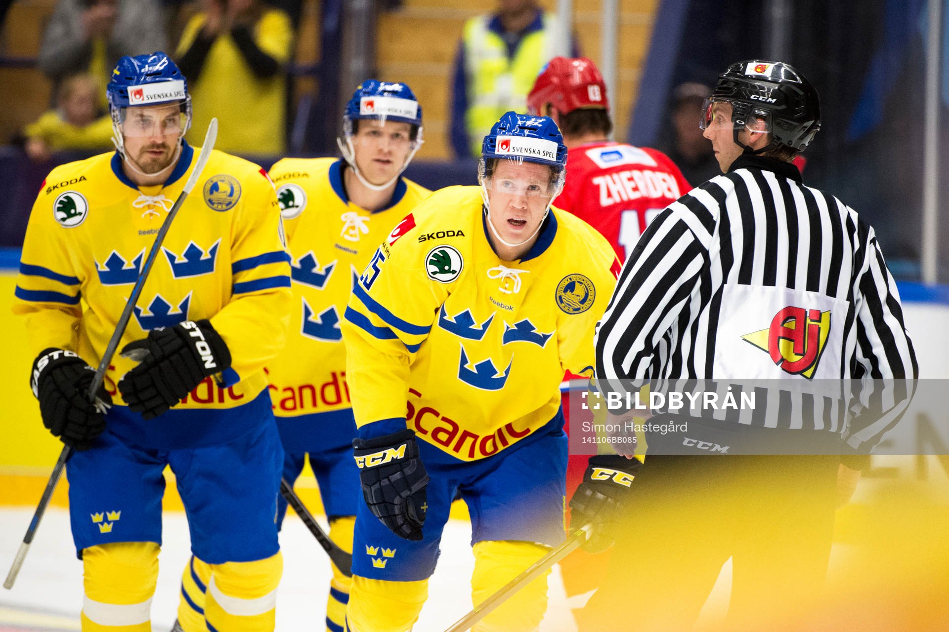 Sveriges Andreas Engqvist, i mitten, jublar