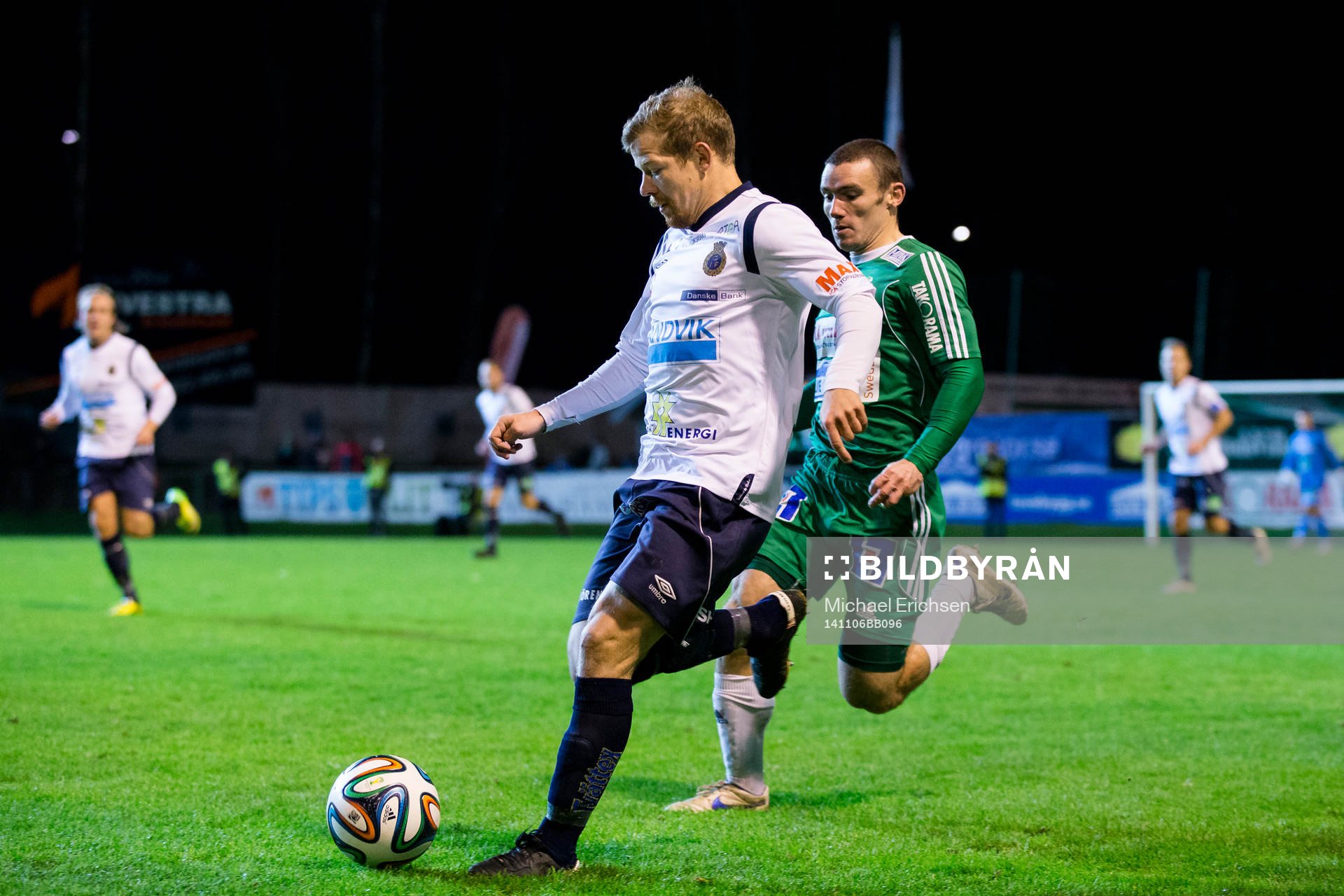 Gefles Jonas Lantto steget före Ljungskiles James Sinclair under fotbollsmatchen i  kvalet till Allsvenskan mellan Ljungskile - Gefle den 6 november  2014 i LJUNGSKILE.