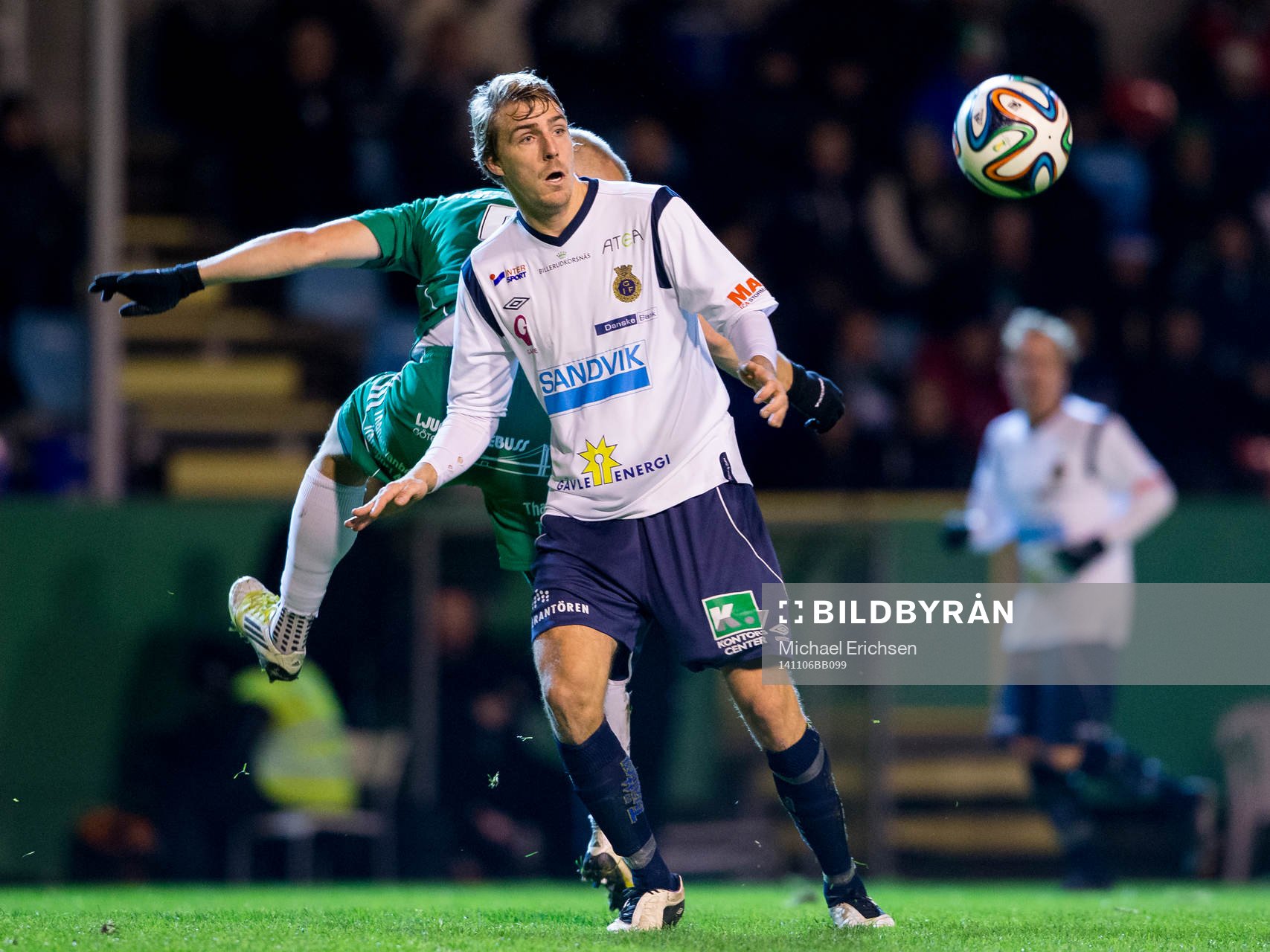 Gefles Johan Oremo vinner bollen