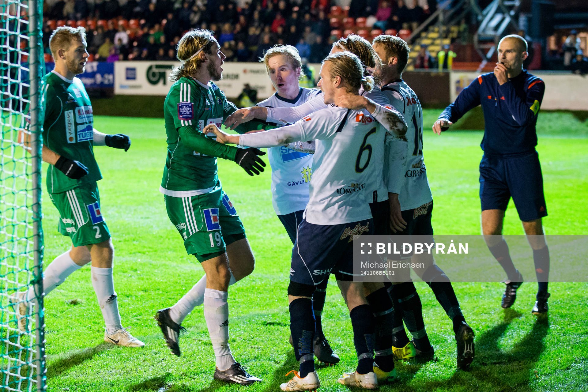 Stökigt mellan Ljungskiles David Johannesson och Gefles David Fällman efter situation i Gefles straffområde under fotbollsmatchen i kvalet till Allsvenskan mellan Ljungskile - Gefle den 6 november 2014 i LJUNGSKILE.