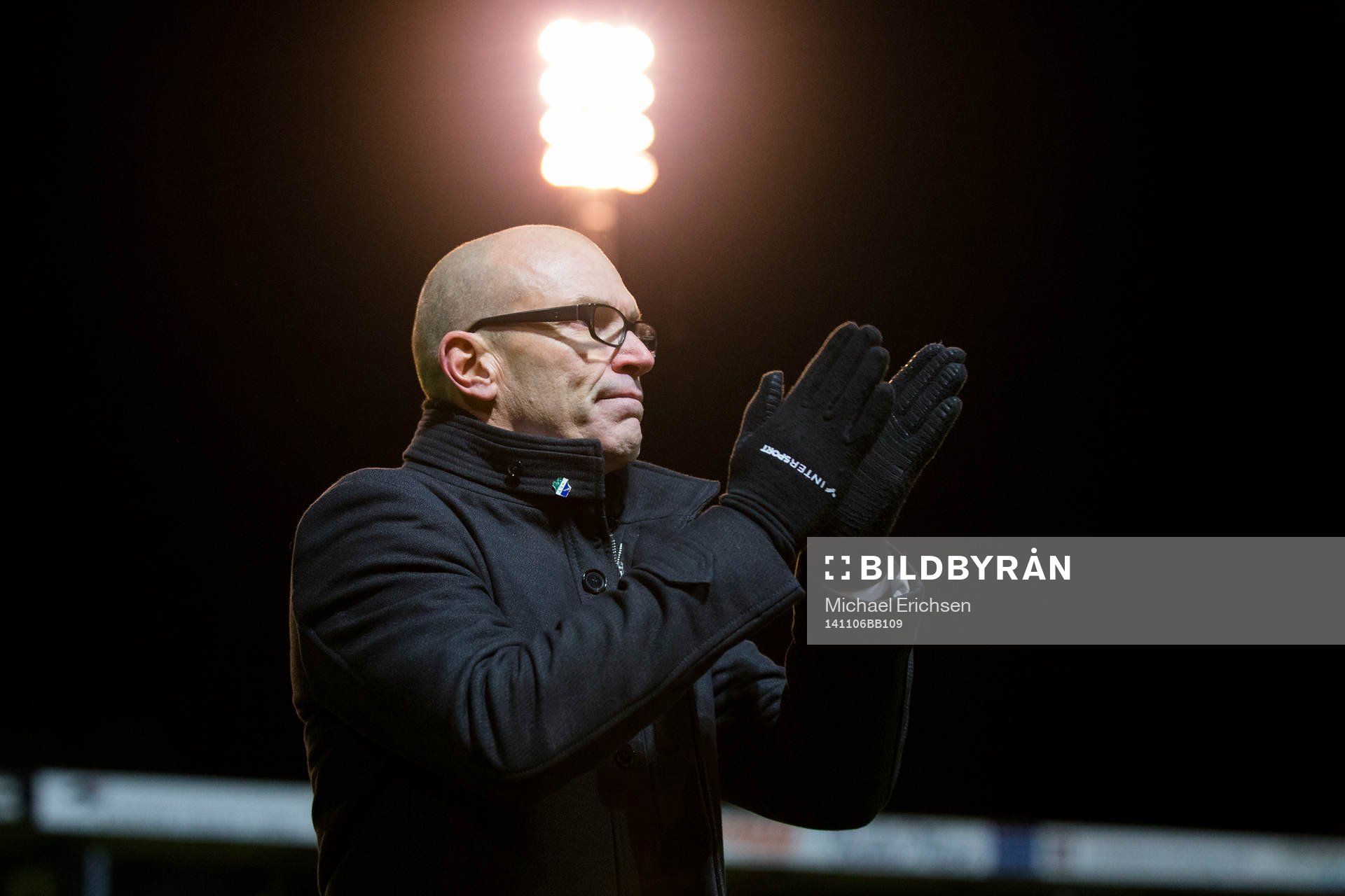 Ljungskiles tränare Tor-Arne Fredheim lämnar planen och applåderar publiken efter fotbollsmatchen i kvalet till Allsvenskan mellan Ljungskile - Gefle den 6 november 2014 i LJUNGSKILE.