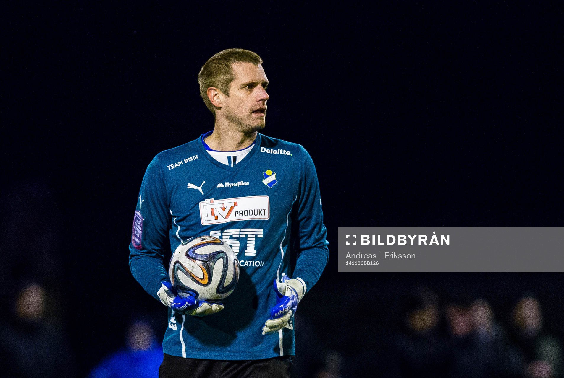 Östers målvakt Oscar Berglund under fotbollsmatchen i kvalet till Superettan mellan Frej och Öster den 6 november 2014 i Stockholm.