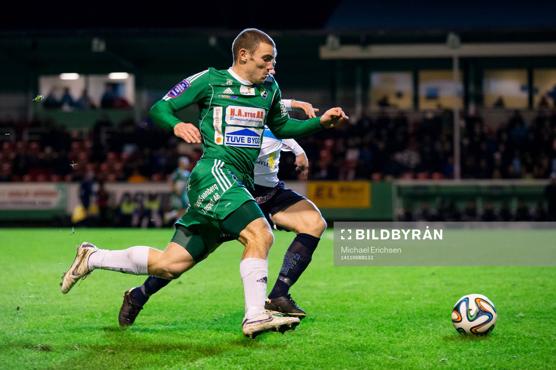 Ljungskiles James Sinclair i kamp med Gefles Jonas Lantto under fotbollsmatchen i kvalet till Allsvenskan mellan Ljungskile - Gefle den 6 november 2014 i LJUNGSKILE.